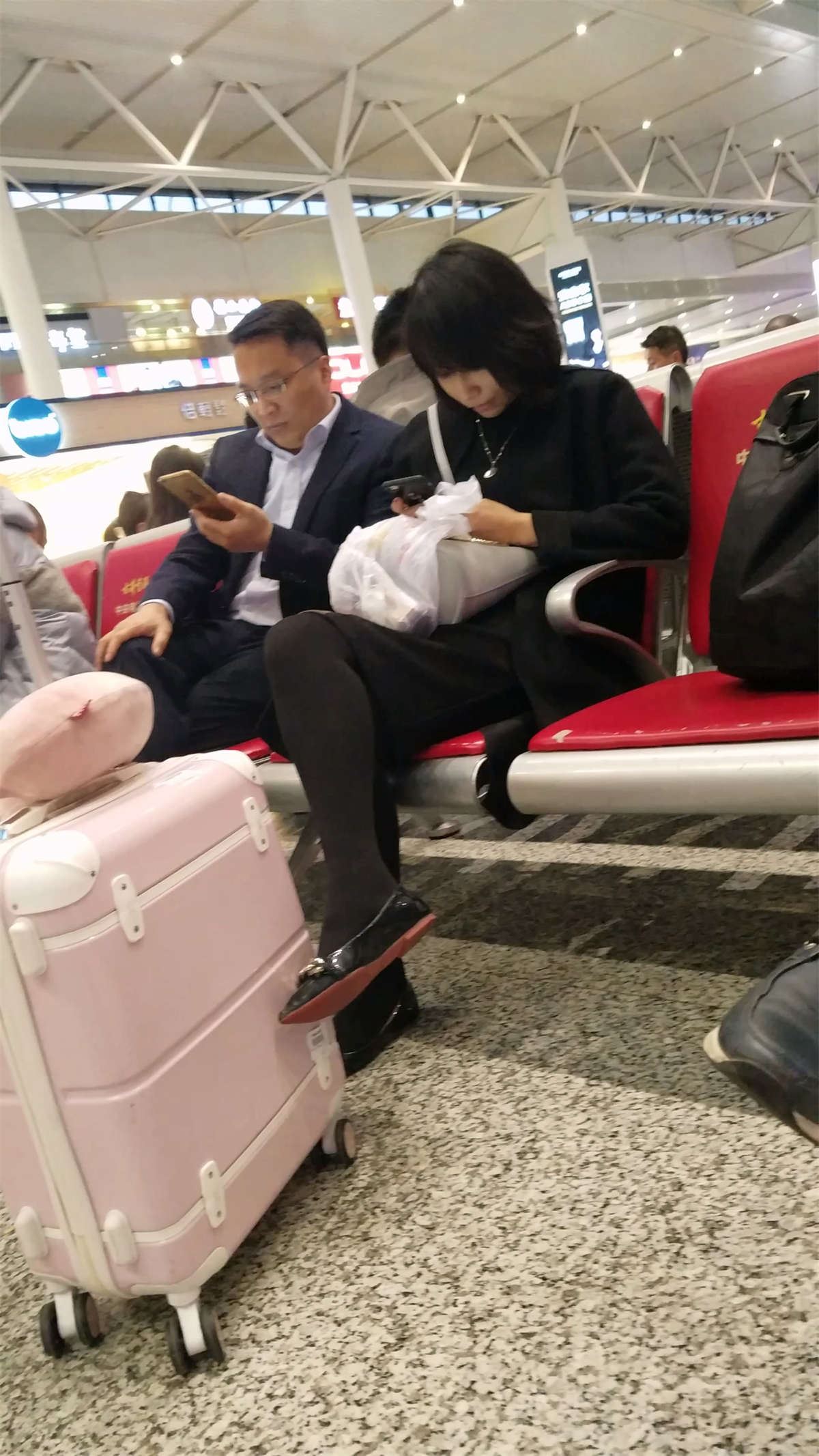 黑色系街拍丝袜MM低头玩手机