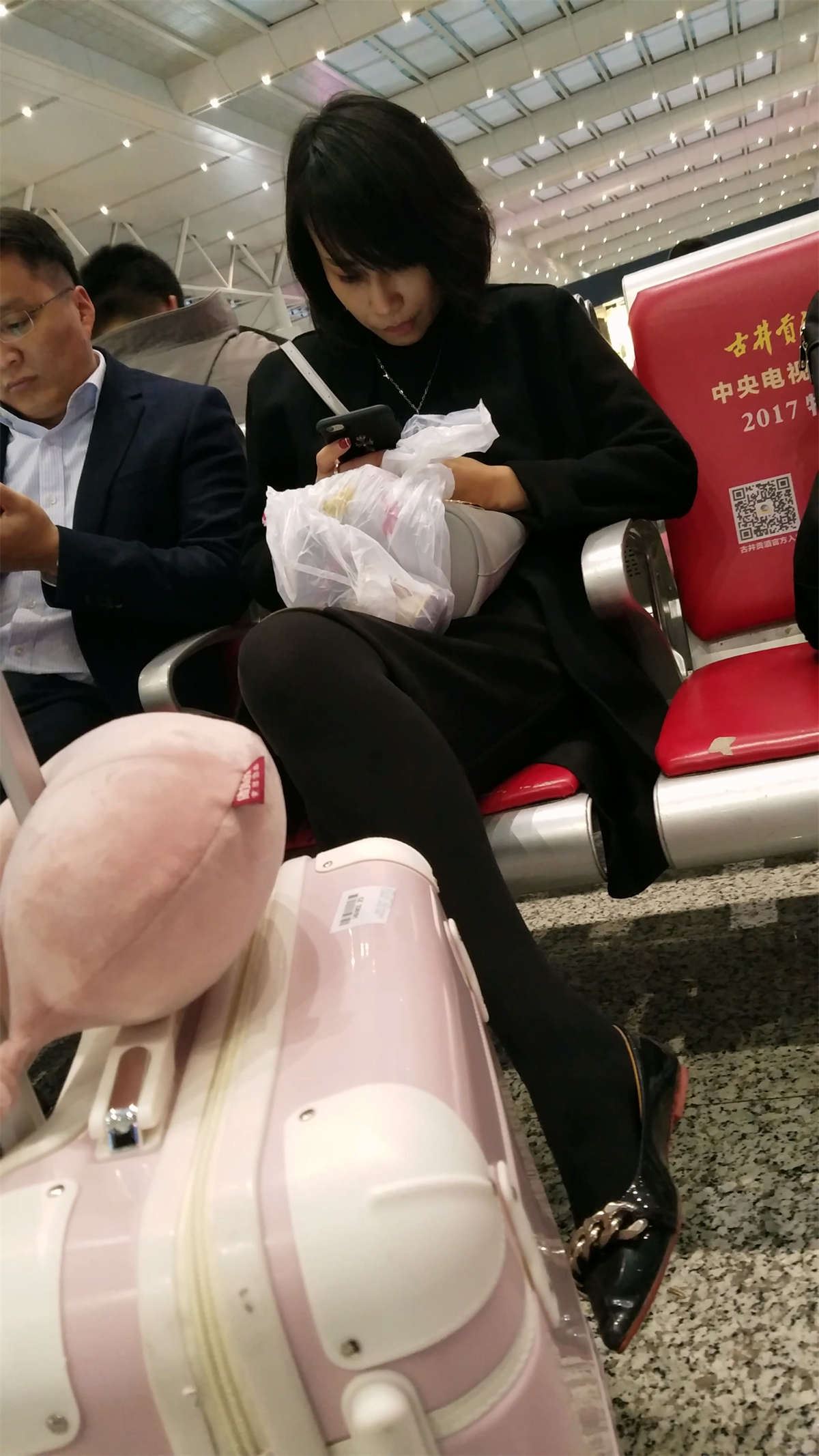 黑色系街拍丝袜MM低头玩手机