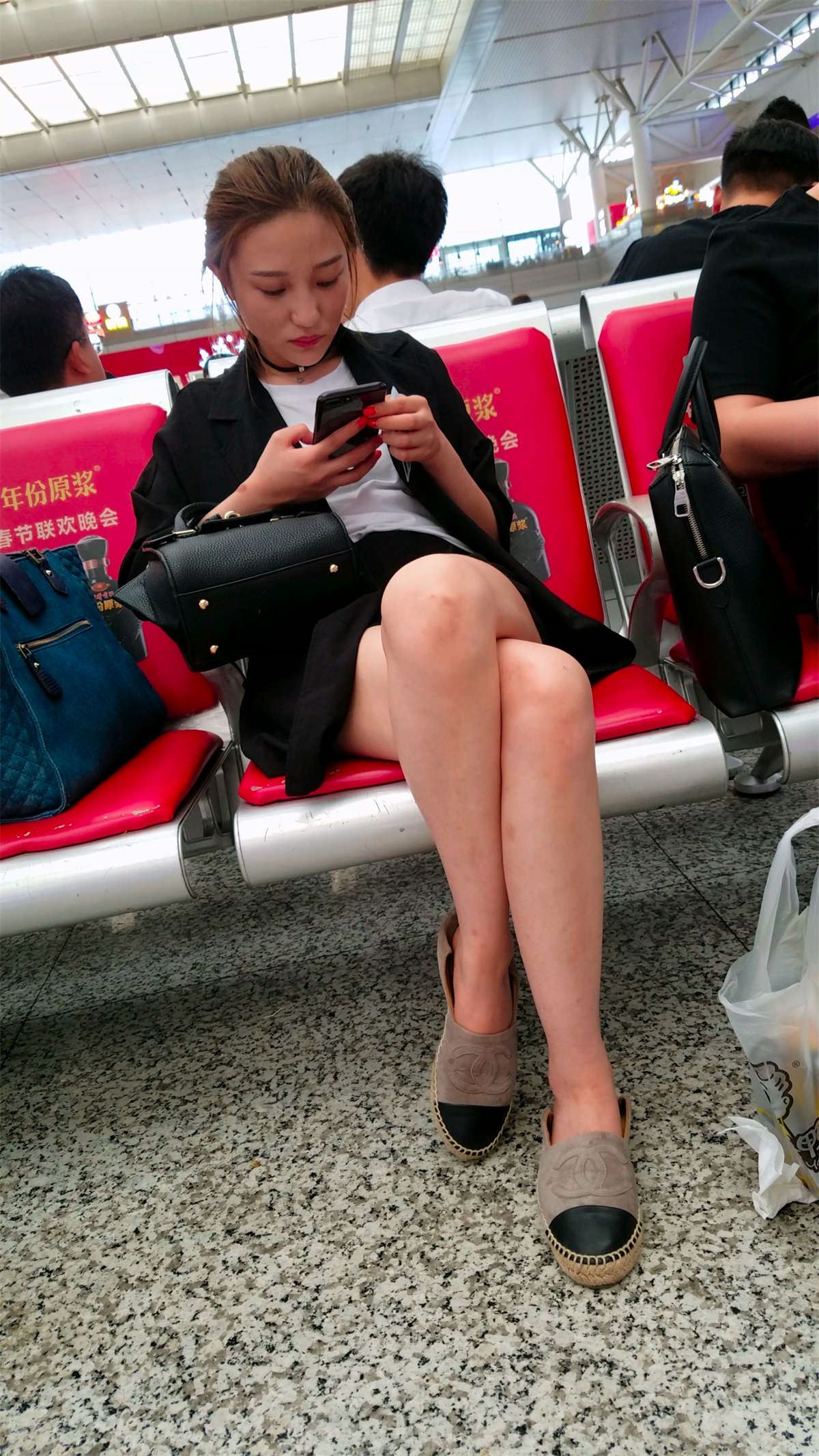 黑色包臀短裙美少妇性感白皙美腿