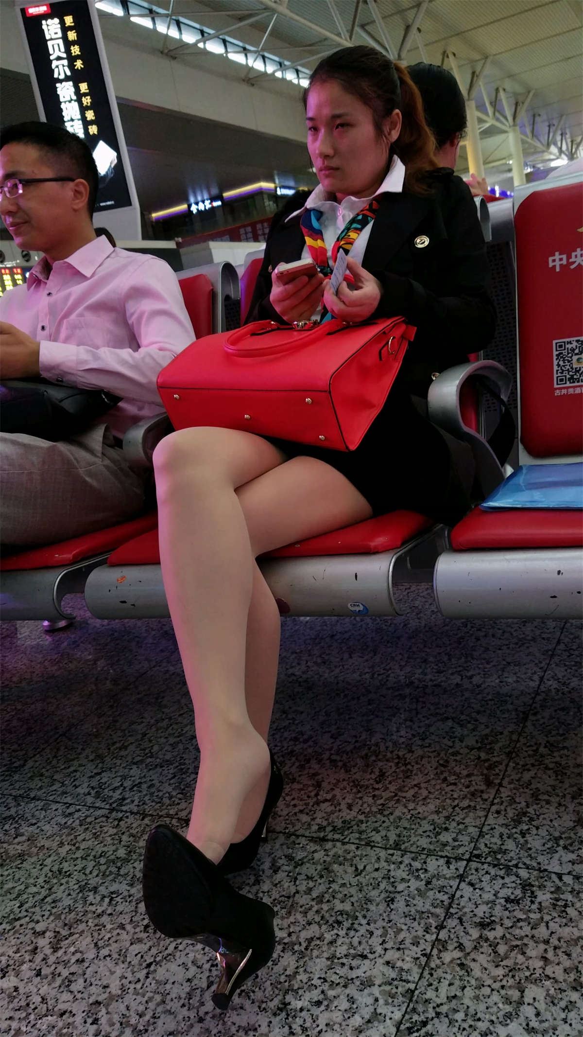 火车站黑色制服包臀短裙少妇高跟肉丝美腿