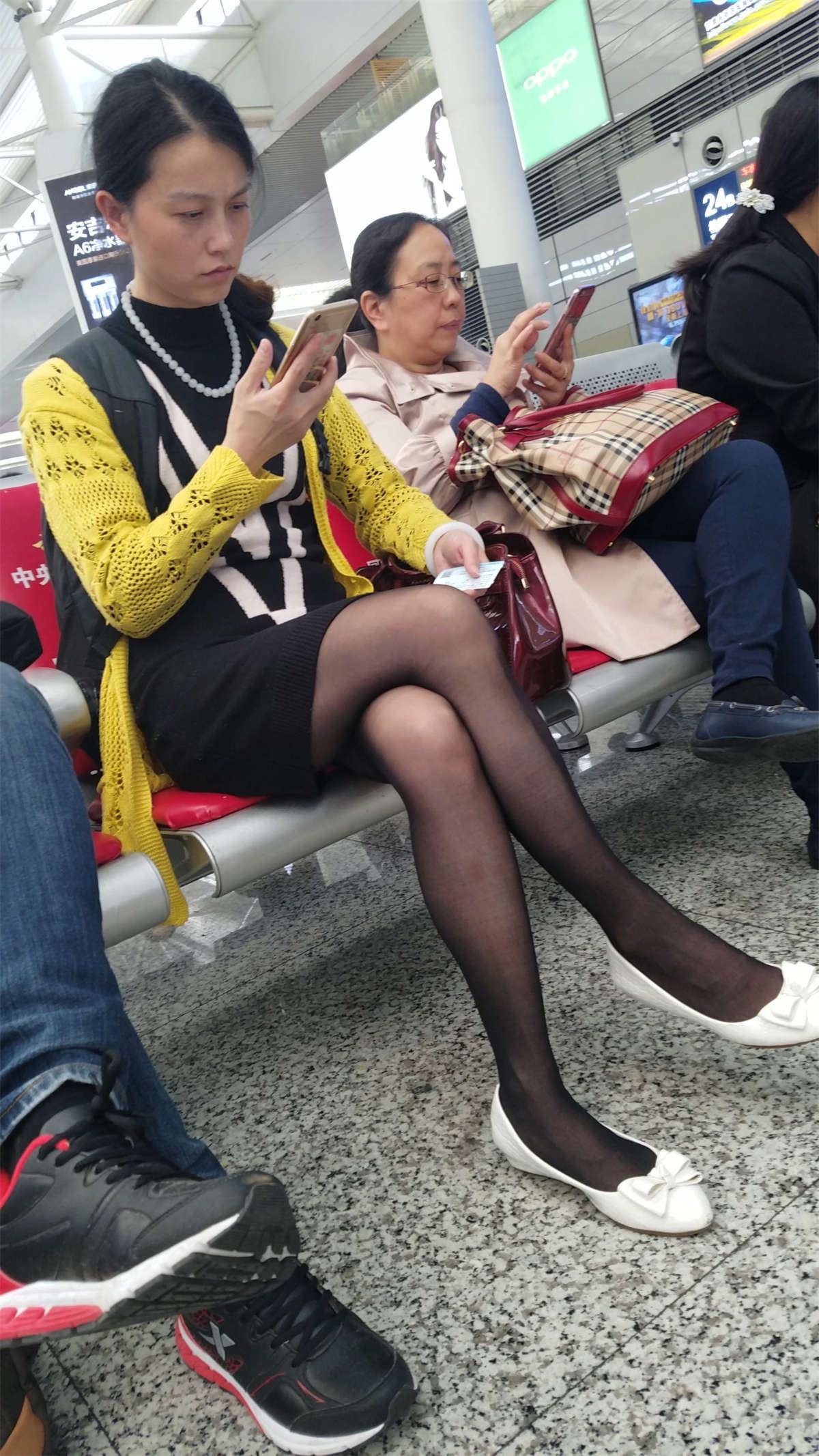 黑色丝袜极品长腿黑色连衣裙少妇