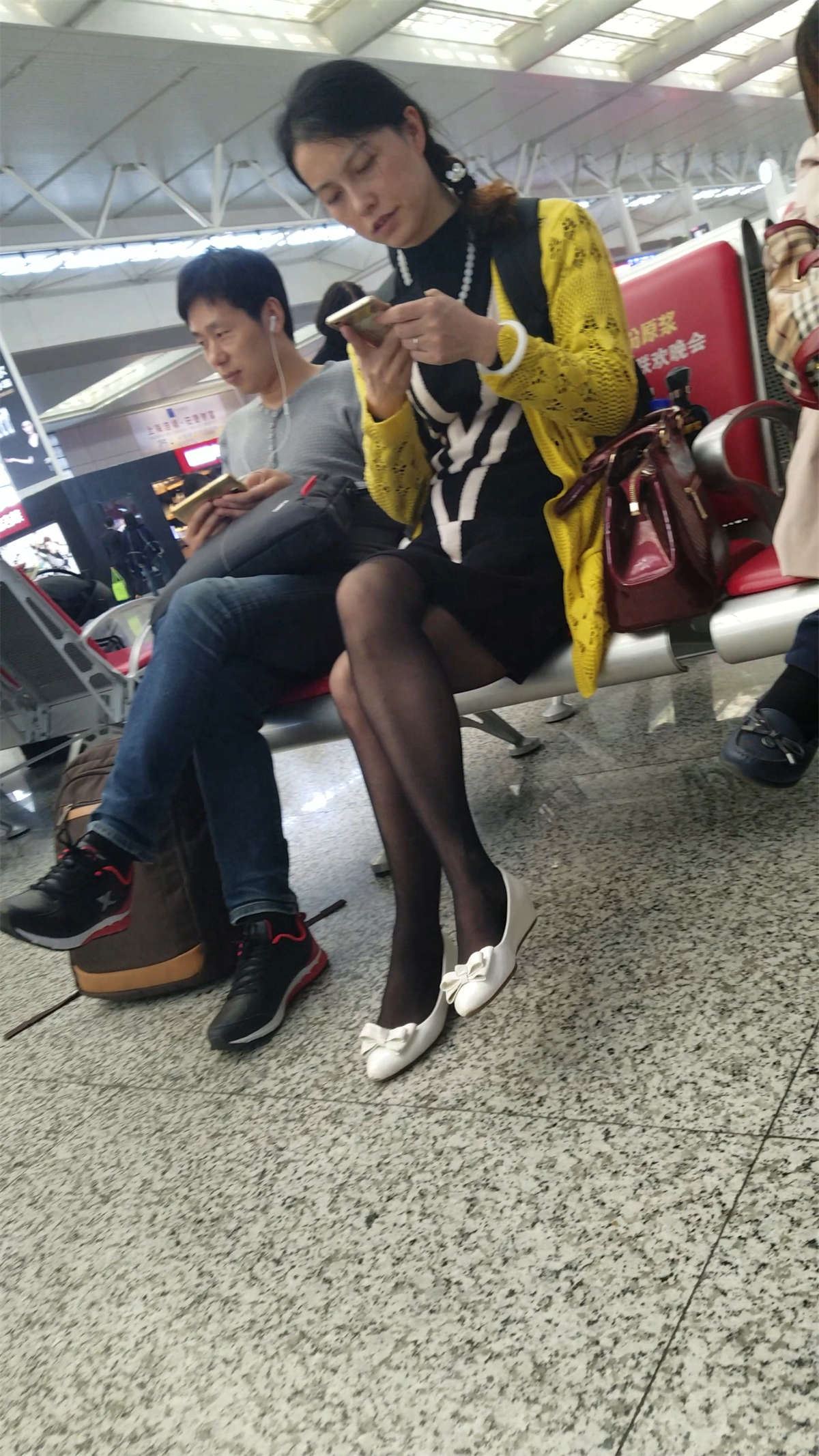 黑色丝袜极品长腿黑色连衣裙少妇