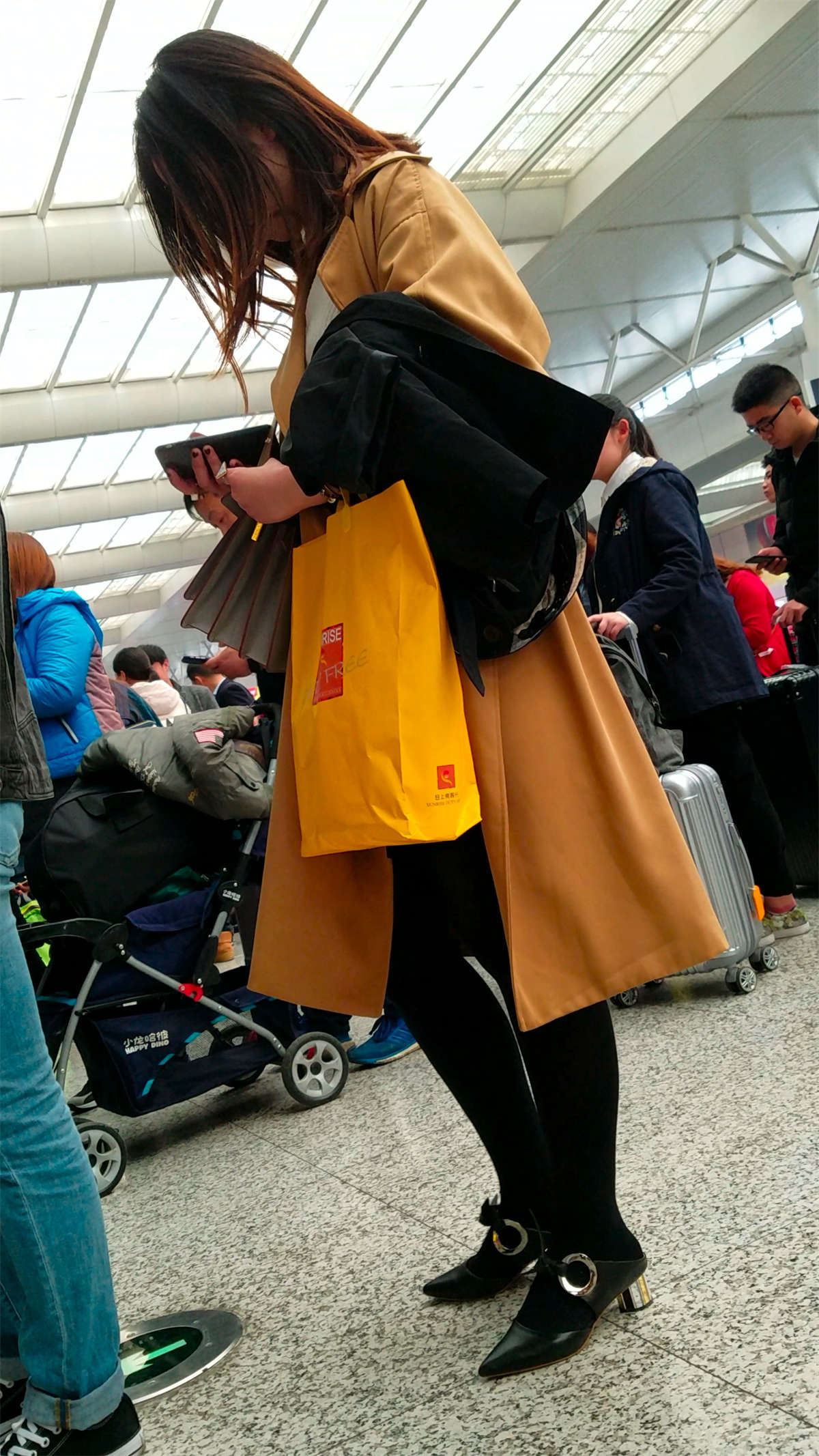 红色风衣黑丝美女