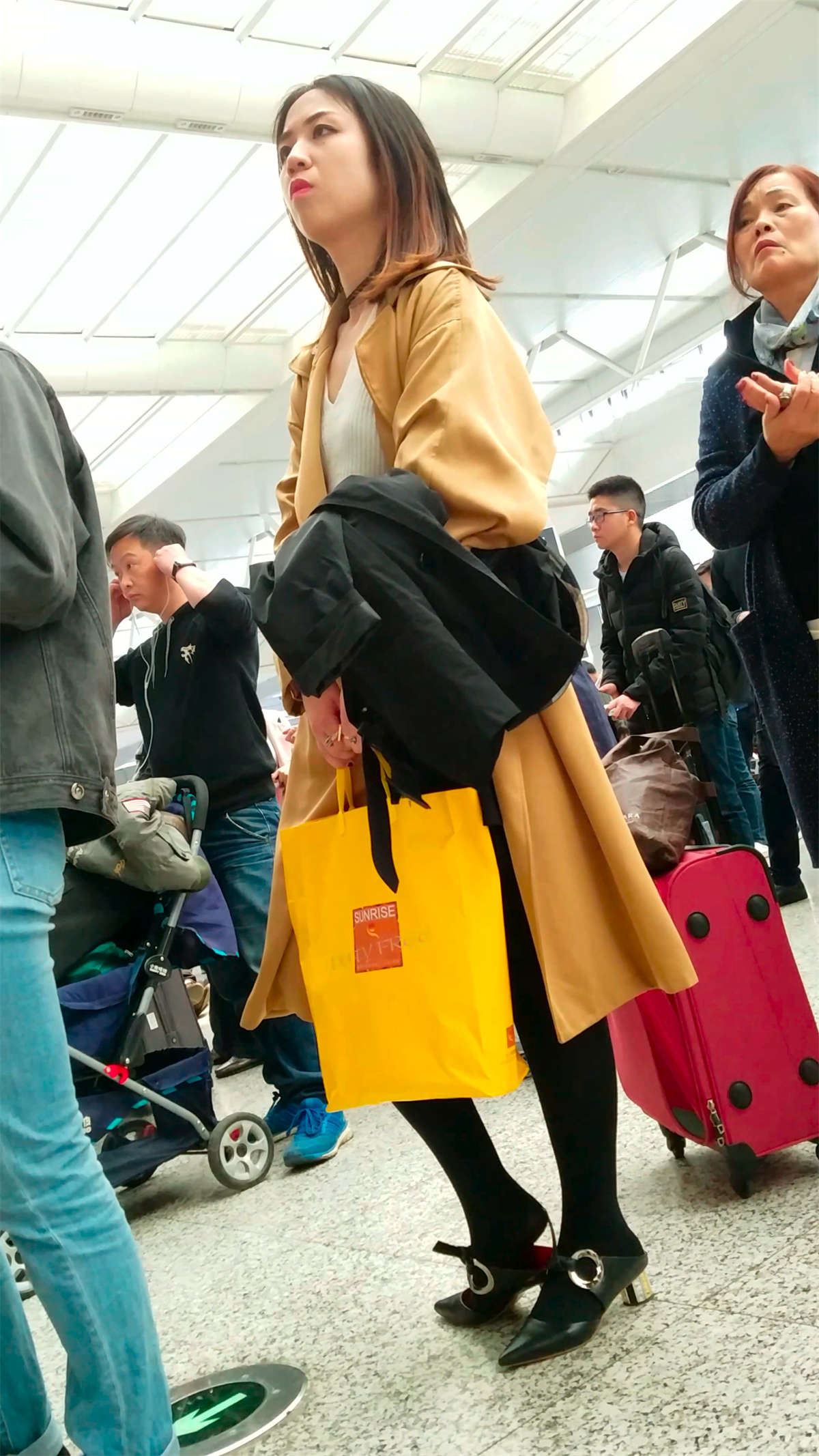 红色风衣黑丝美女