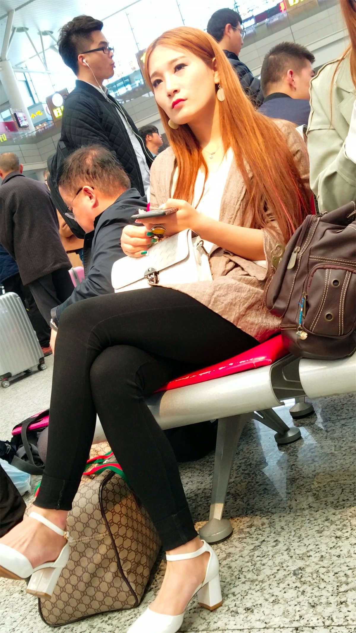 高铁站金色长发黑色紧身裤美腿玉足漂亮女神