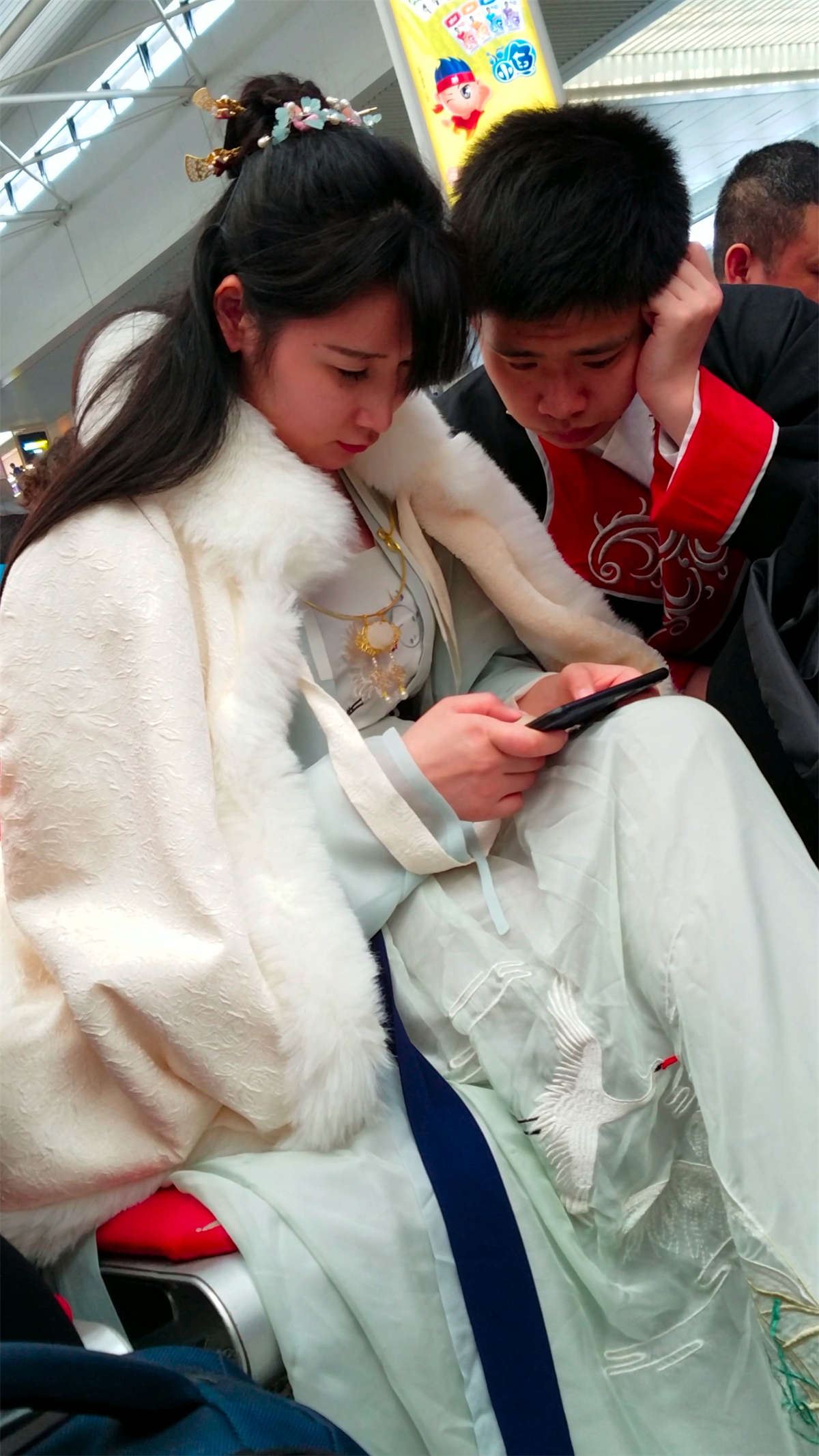 高铁站候车的古装漂亮长发美女