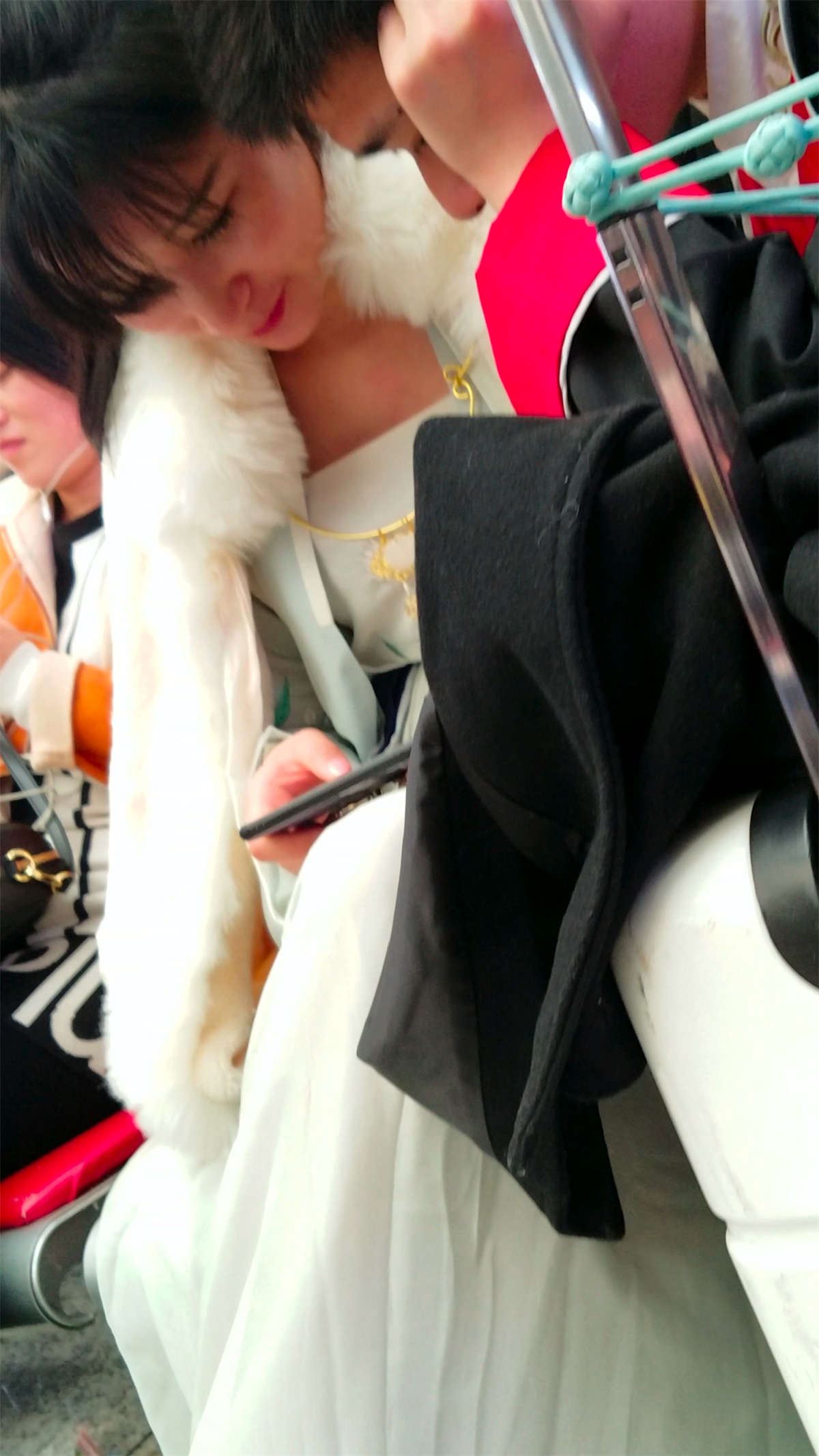 高铁站候车的古装漂亮长发美女