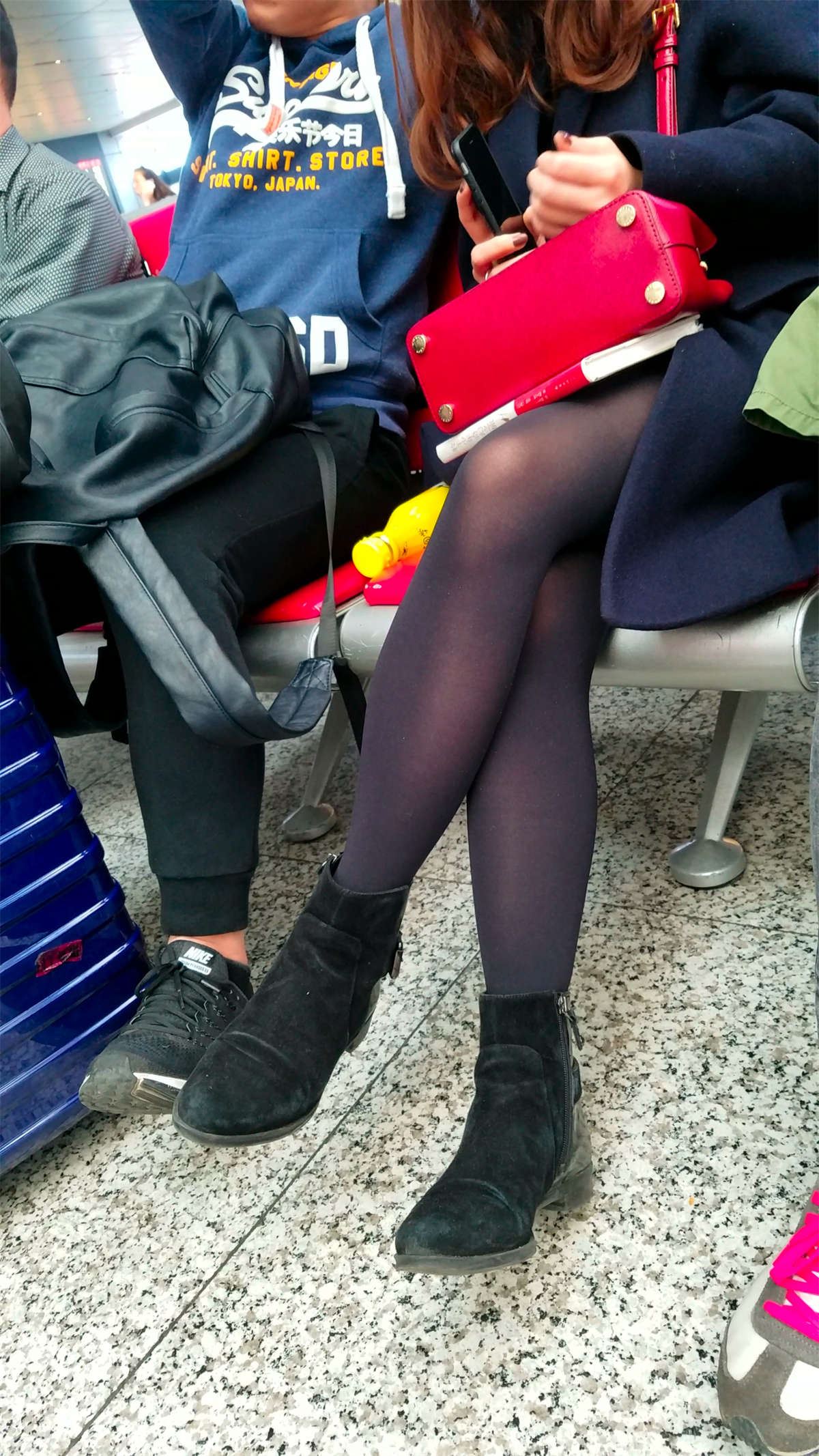 车站候车的黑色丝袜长发小少妇