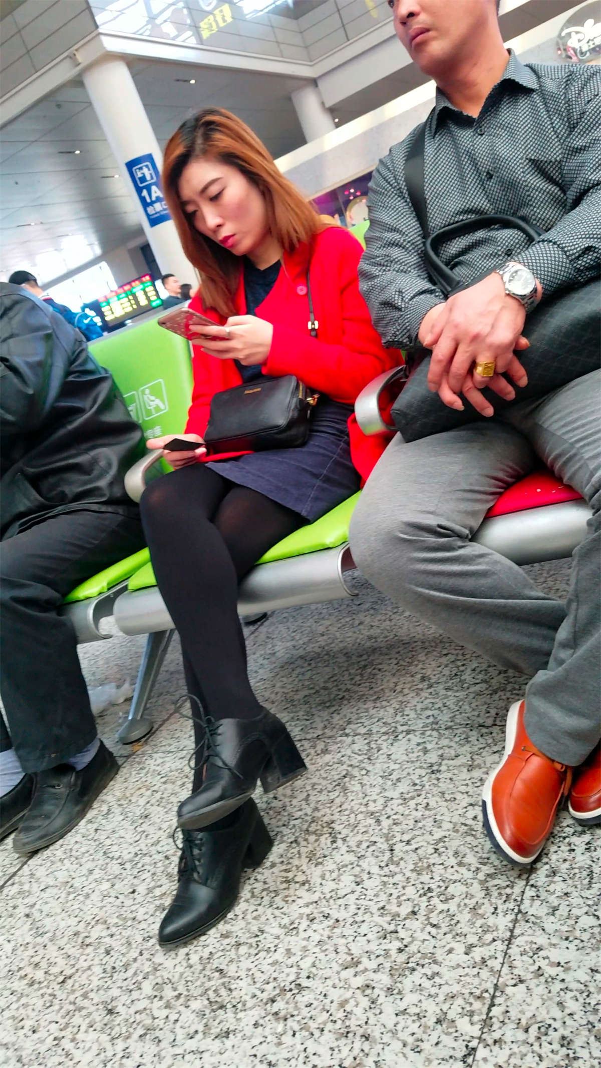 红衣黑丝候车女