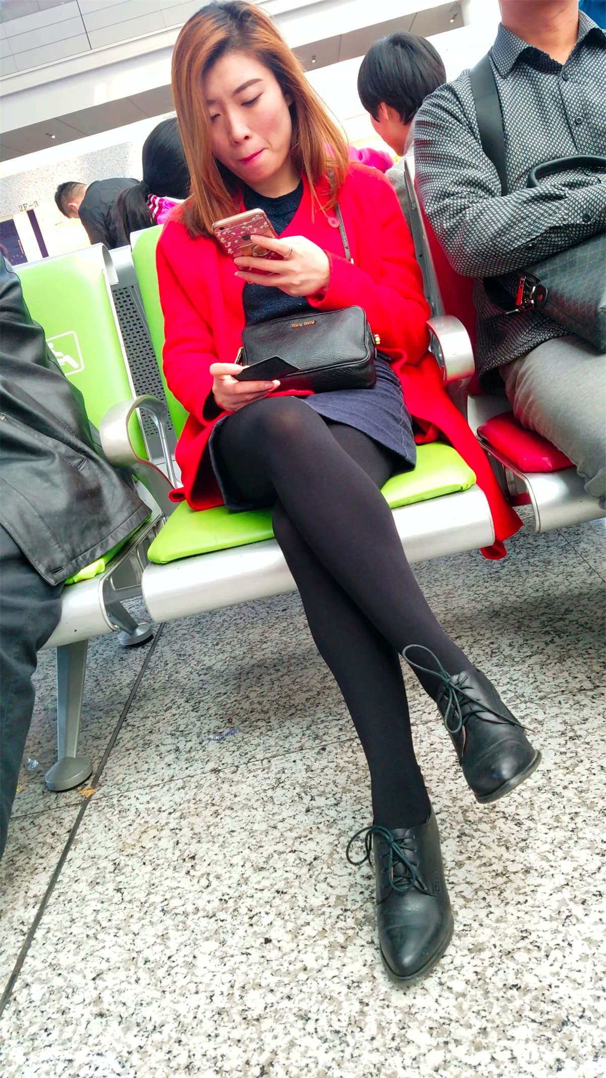 红衣黑丝候车女