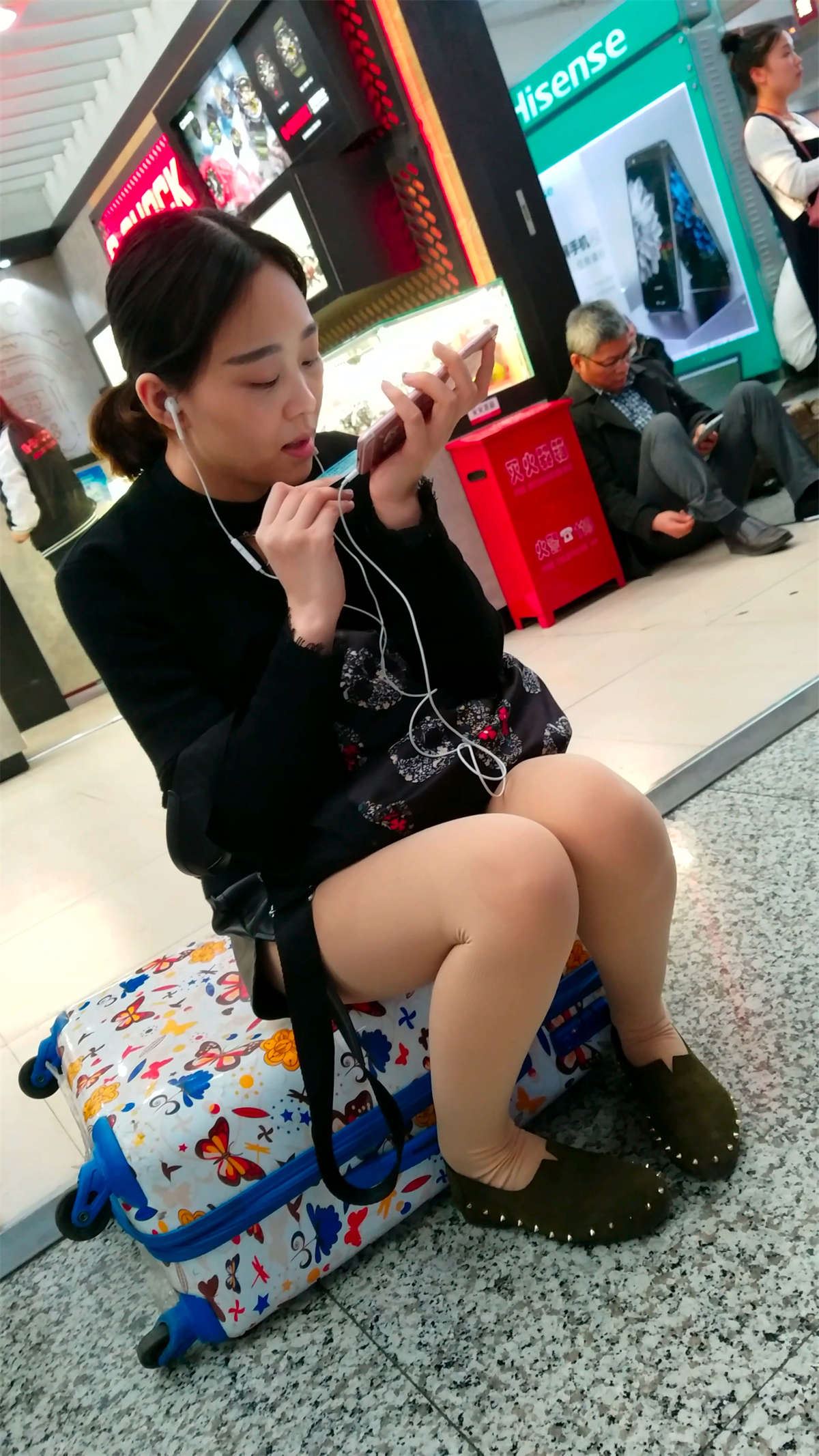 车站候车的肉色丝袜黑色皮短裤妹子