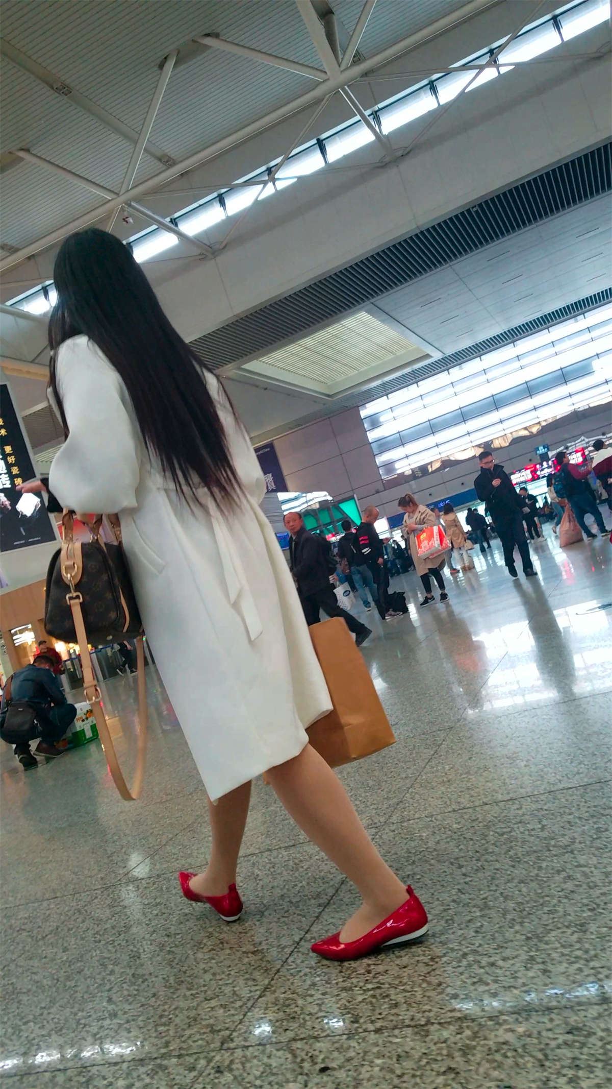 车站拍摄肉色丝袜红鞋包臀裙长发少妇
