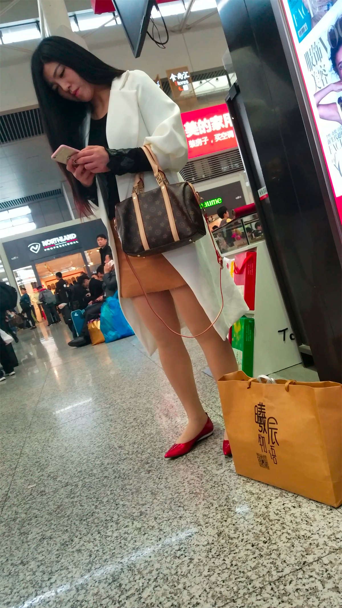 车站拍摄肉色丝袜红鞋包臀裙长发少妇