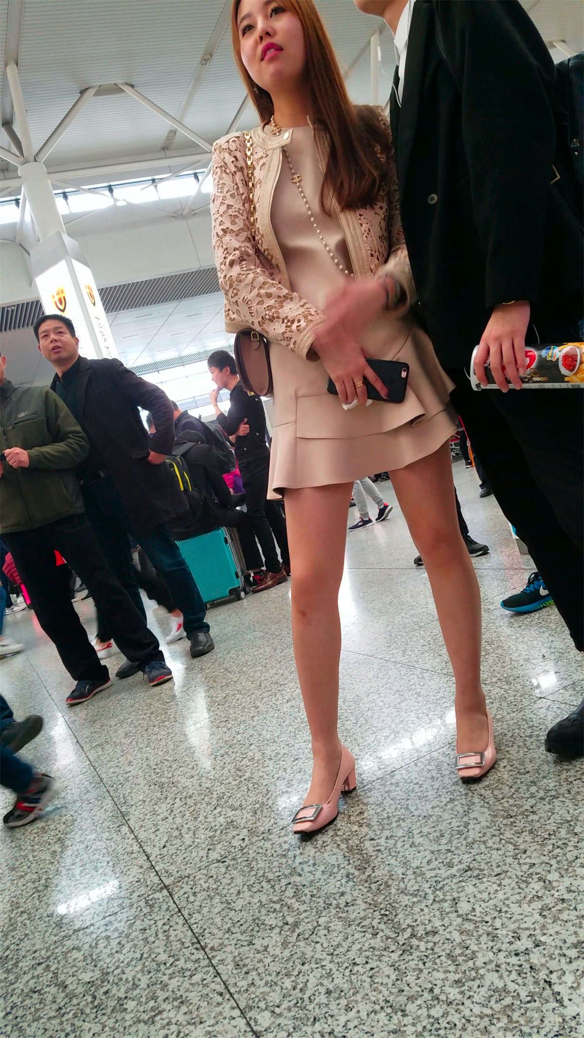 和男友一起出行的肉丝气质女