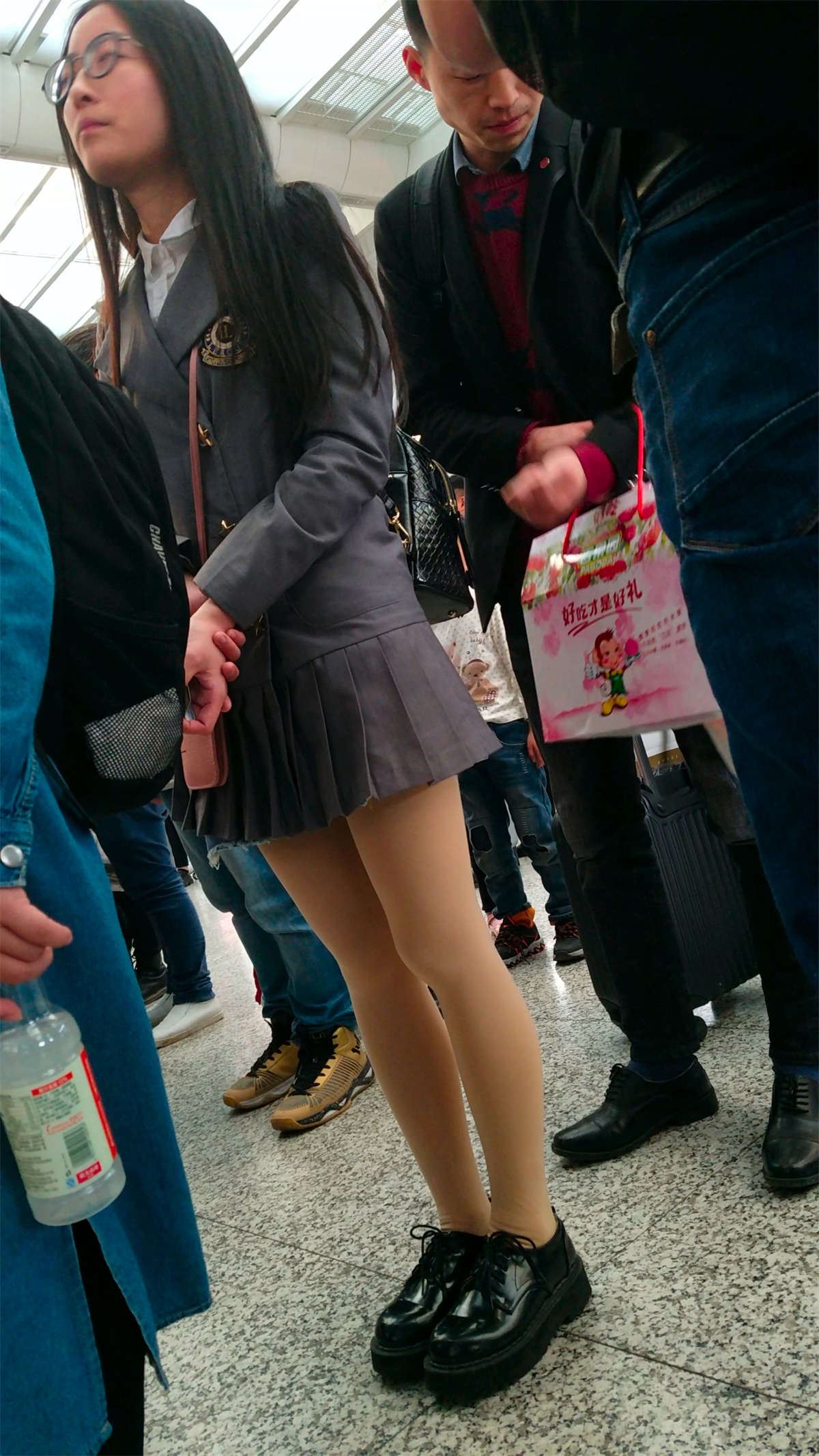 排队买票的肉丝美女