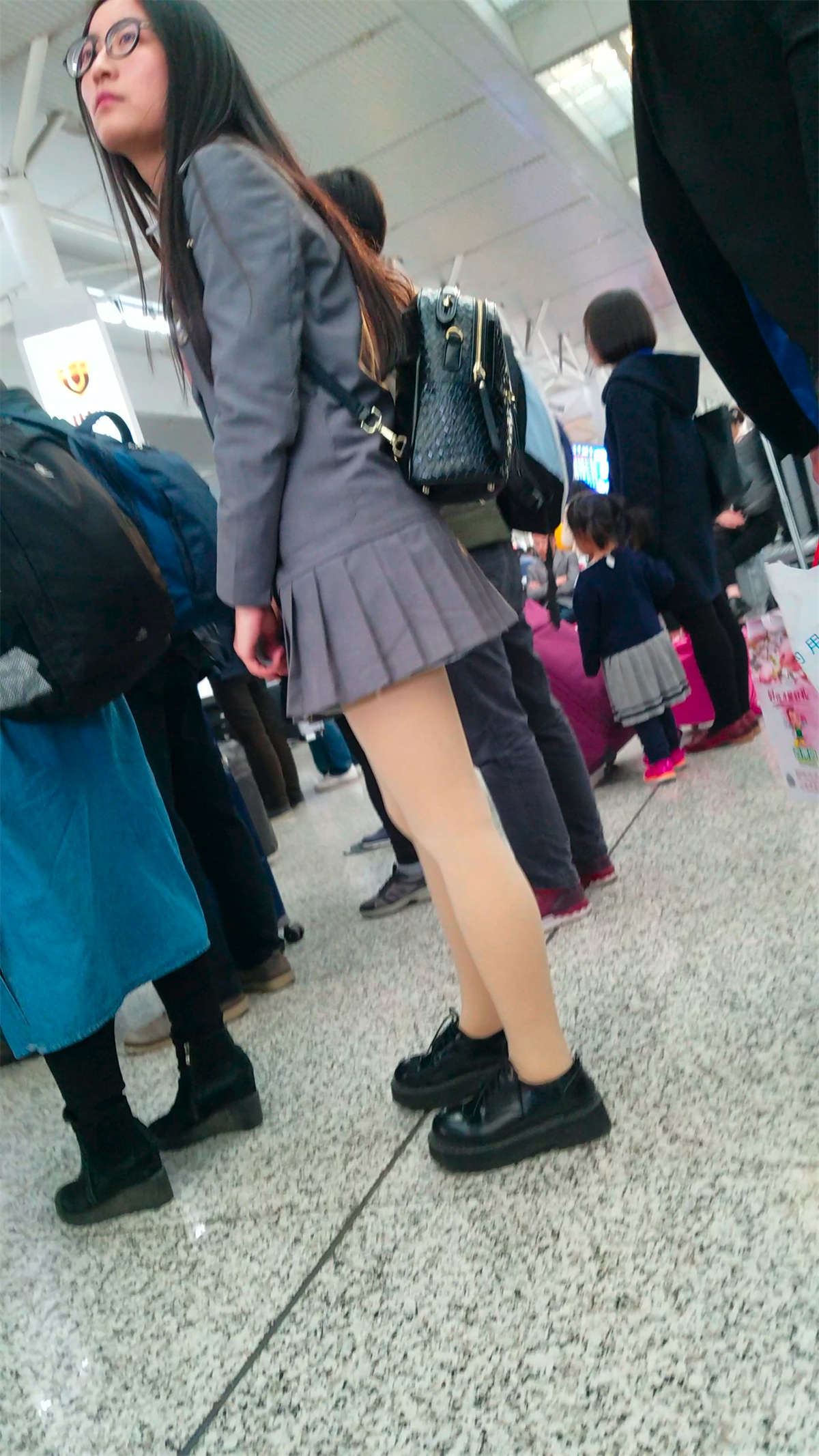 排队买票的肉丝美女