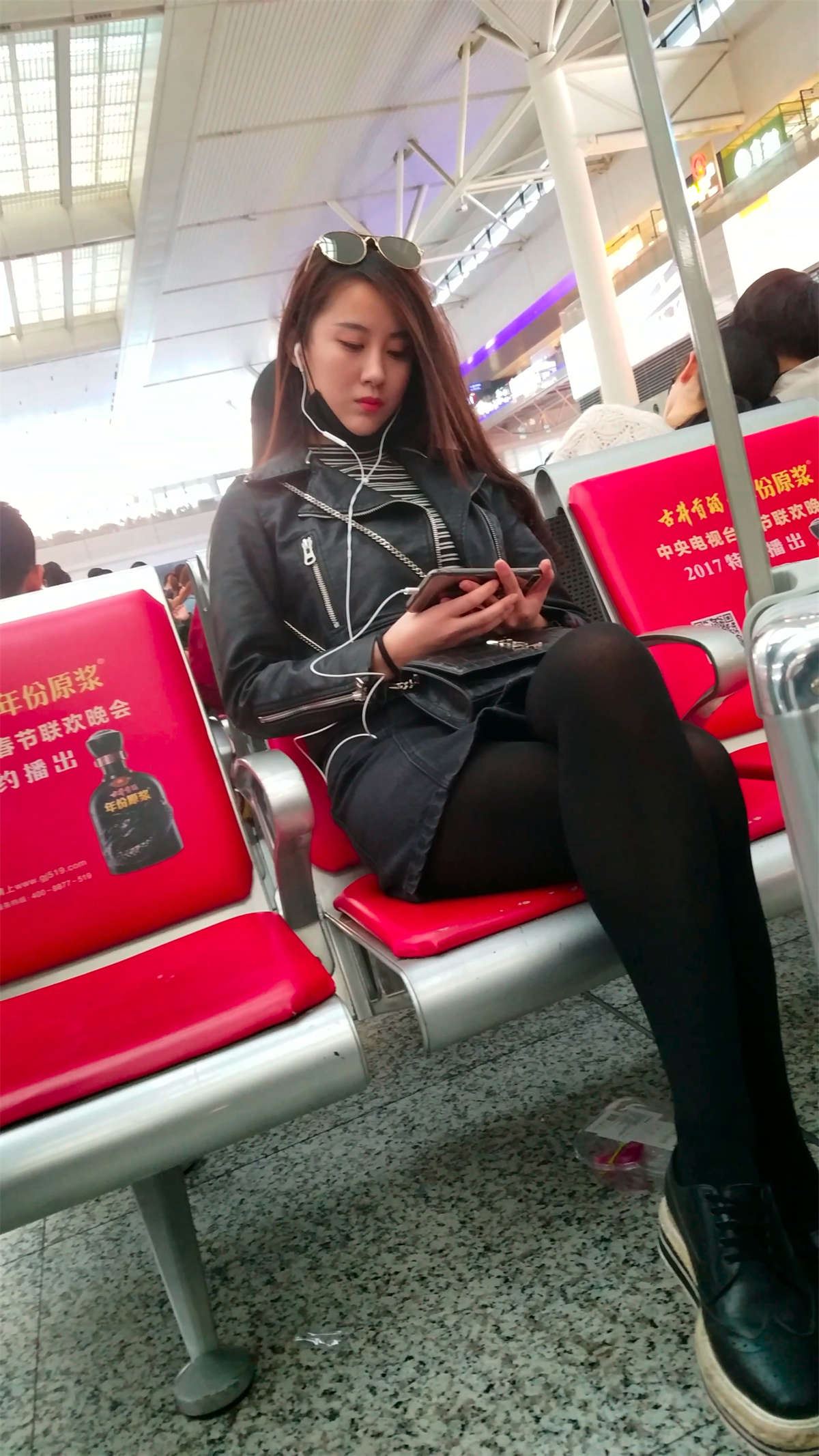 高铁站很清秀美丽的黑丝MM