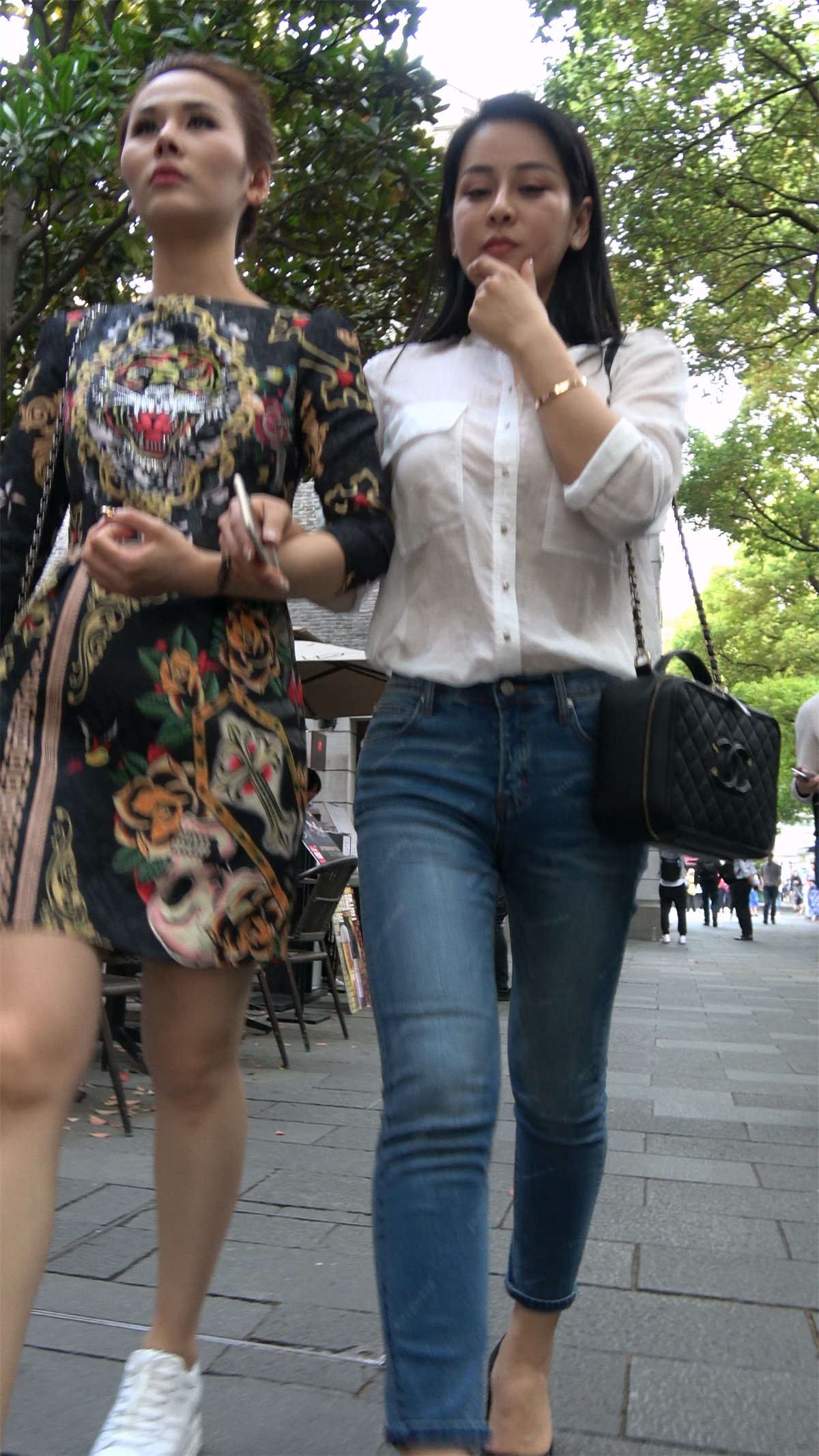 紧身牛仔裤白衬衫知性女神姐姐