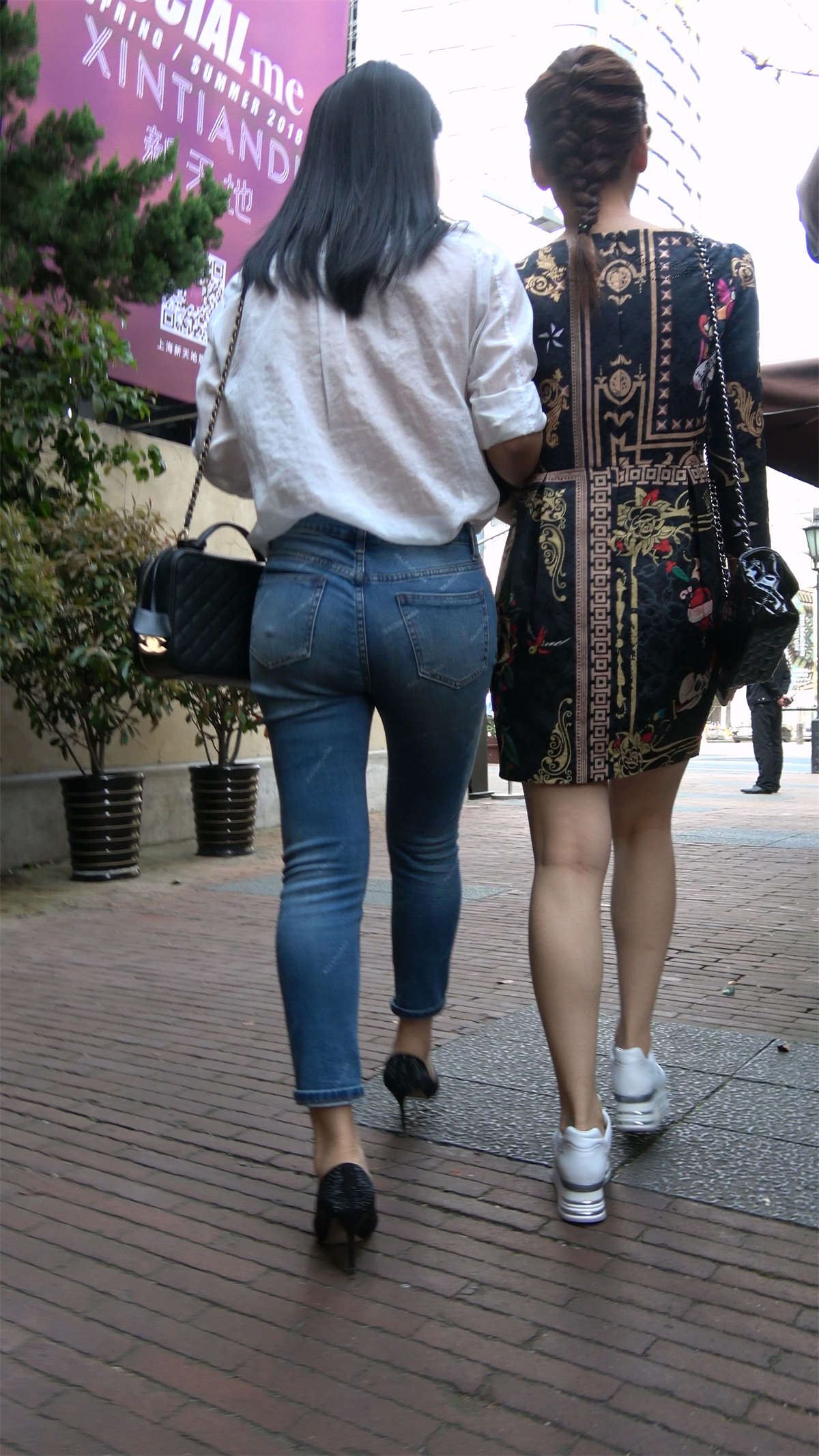 紧身牛仔裤白衬衫知性女神姐姐