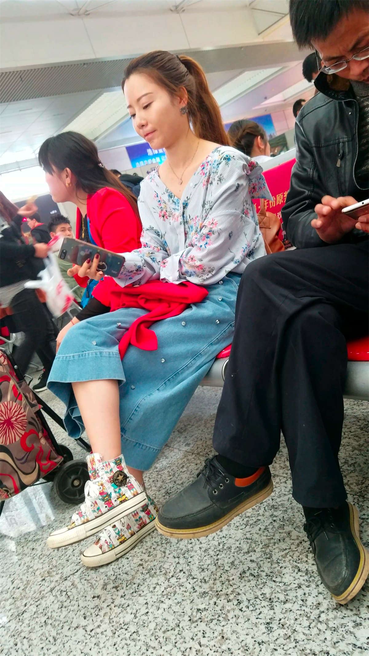 高铁站候车的漂亮MM