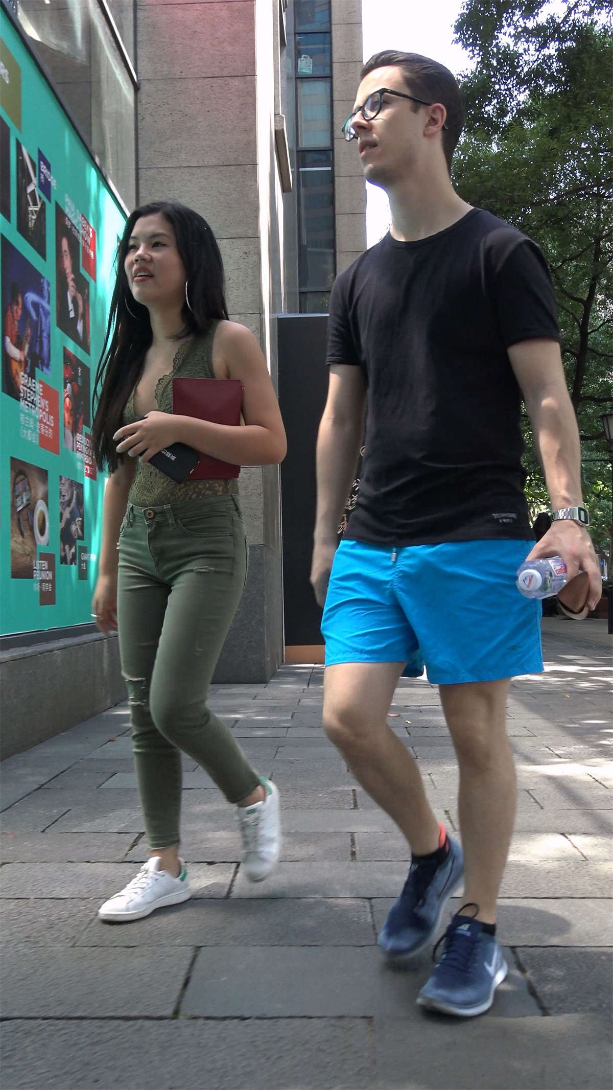 军绿色紧身裤性感肥臀美女