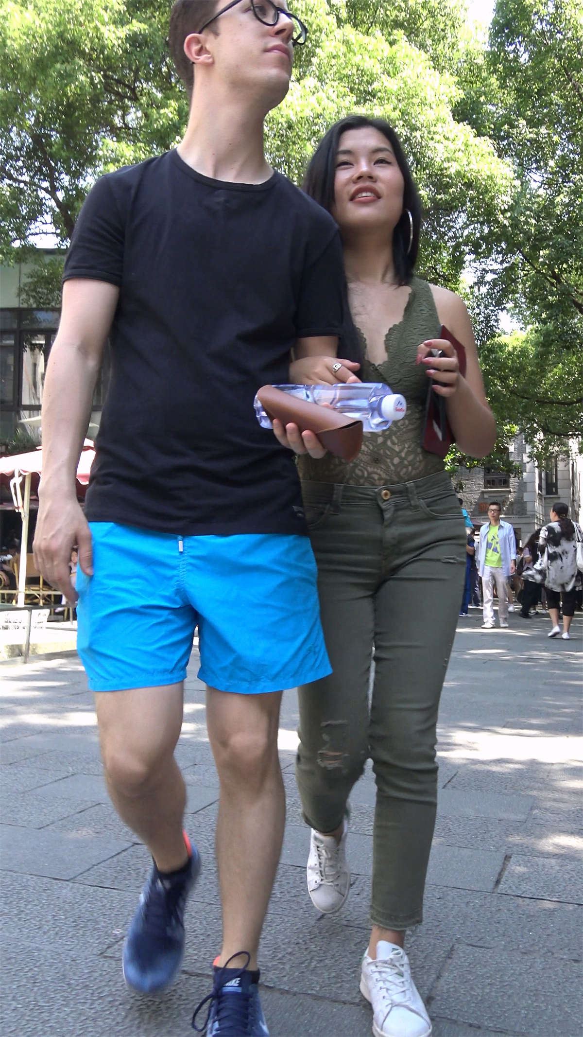 军绿色紧身裤性感肥臀美女