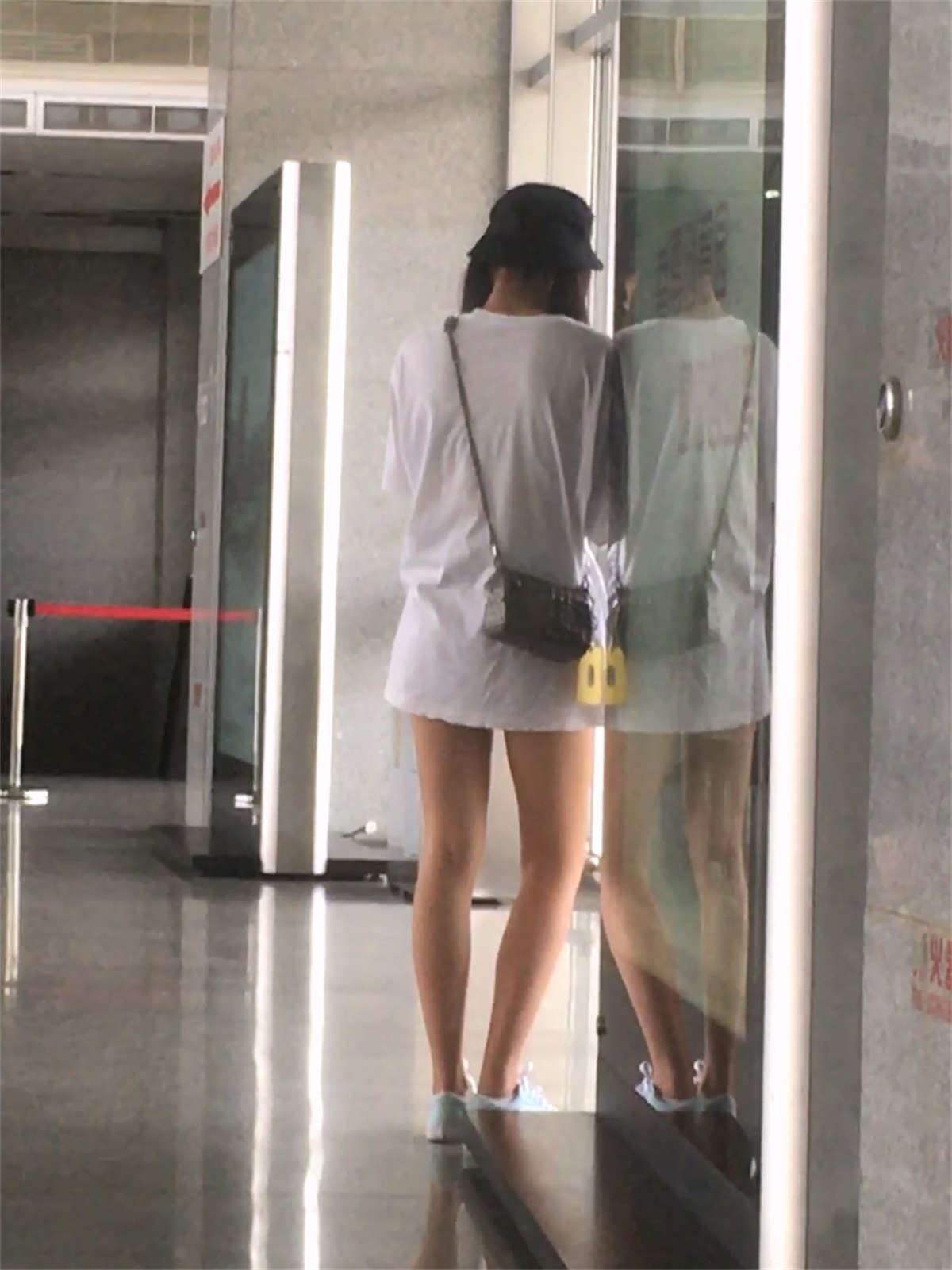 白色T恤牛仔热裤眼镜妹
