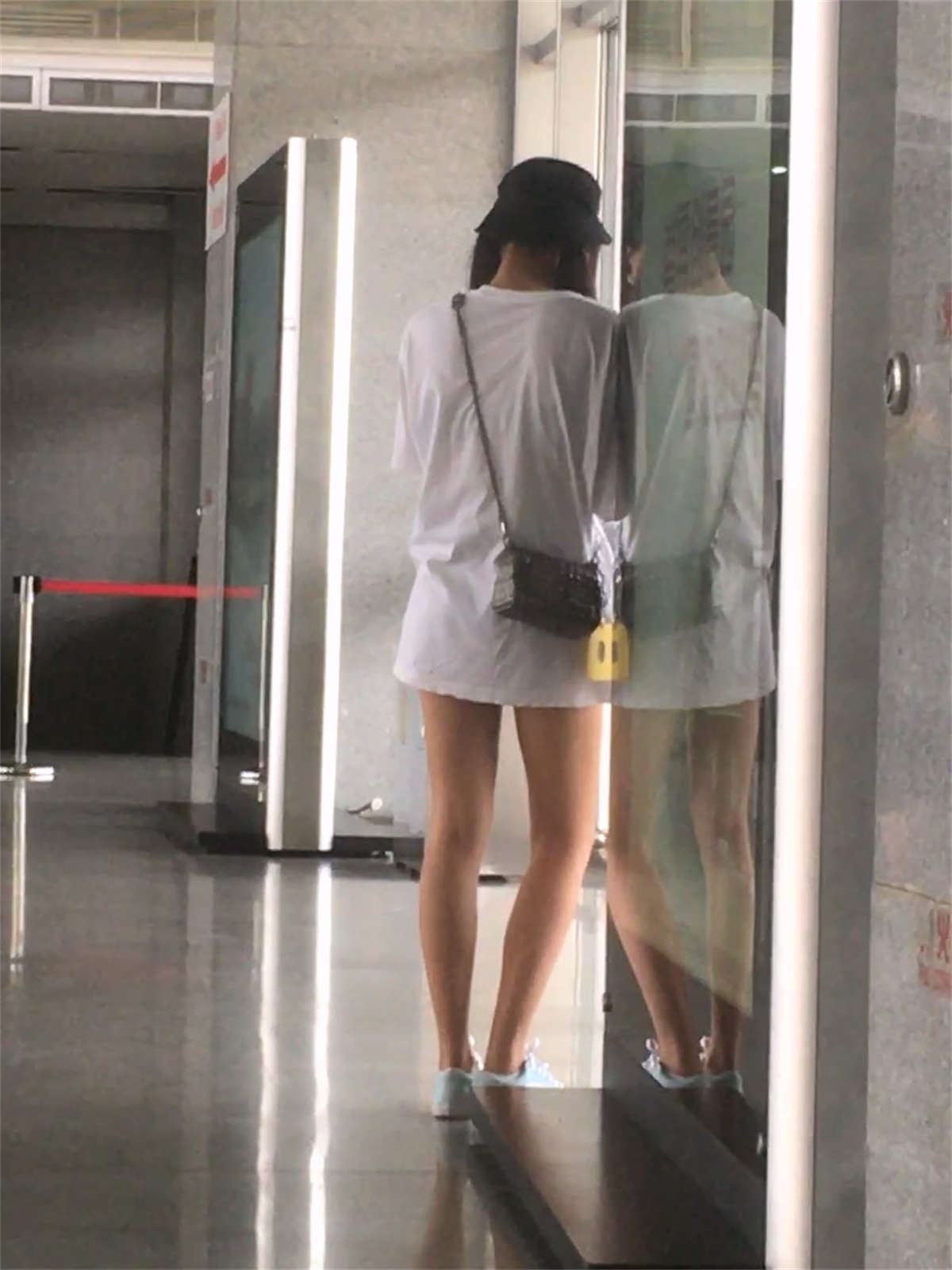 白色T恤牛仔热裤眼镜妹