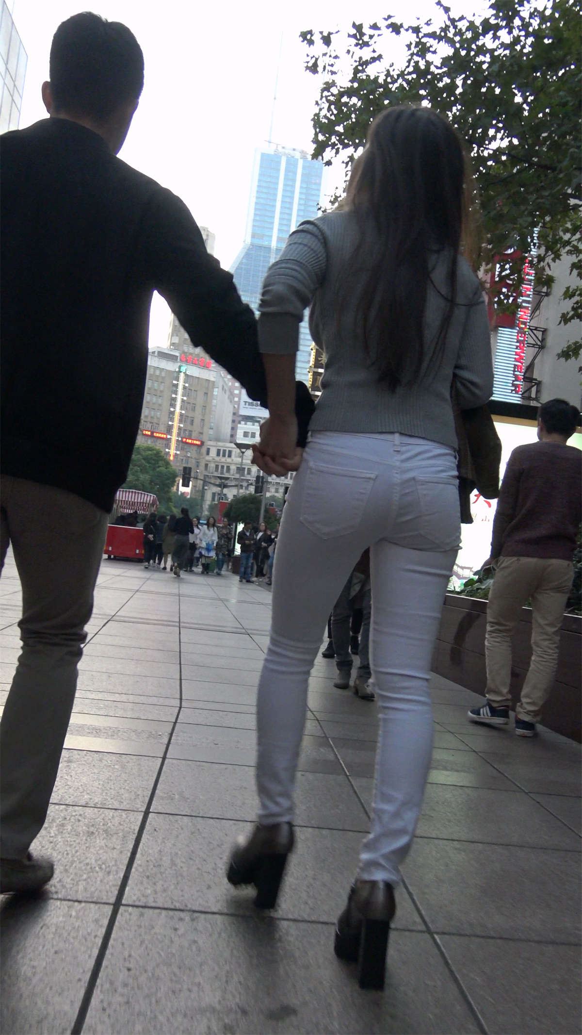 白色紧身裤性感身材美女姐姐