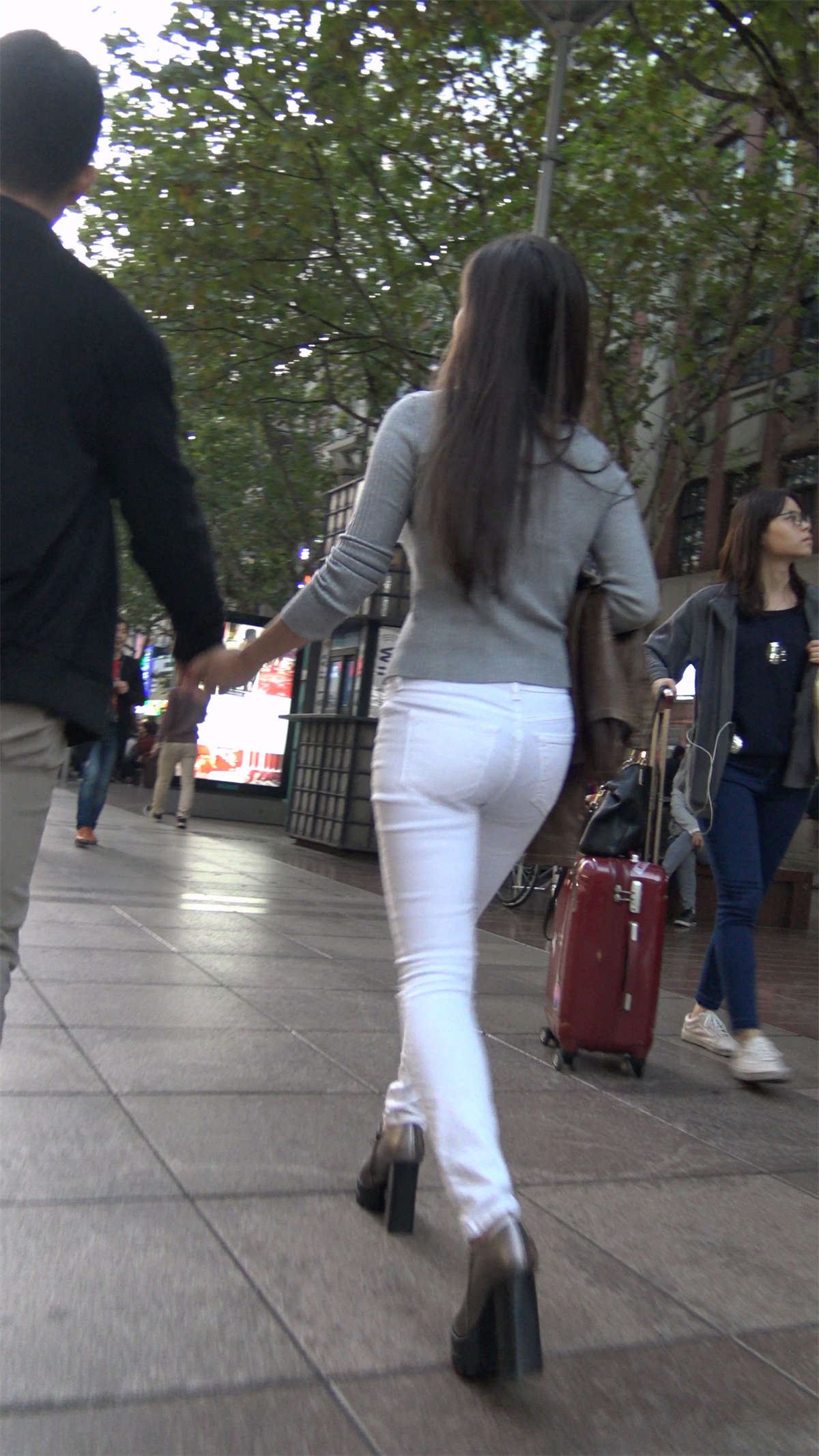 白色紧身裤性感身材美女姐姐