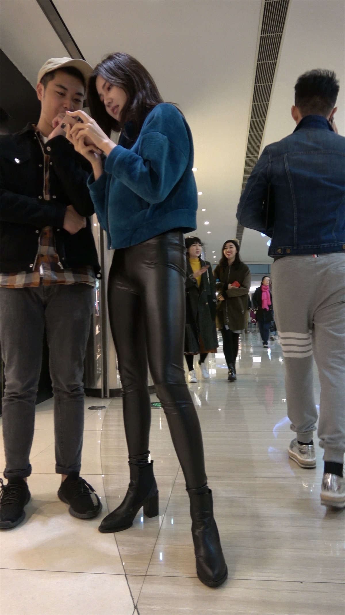 超高颜值紧身皮裤好身材女神美女