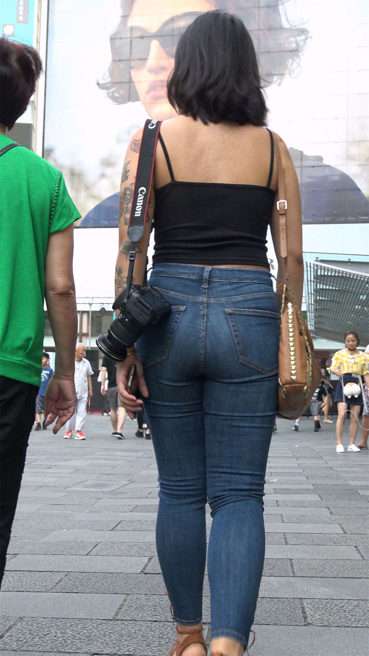 黑色吊带衫紧身蓝牛性感美女