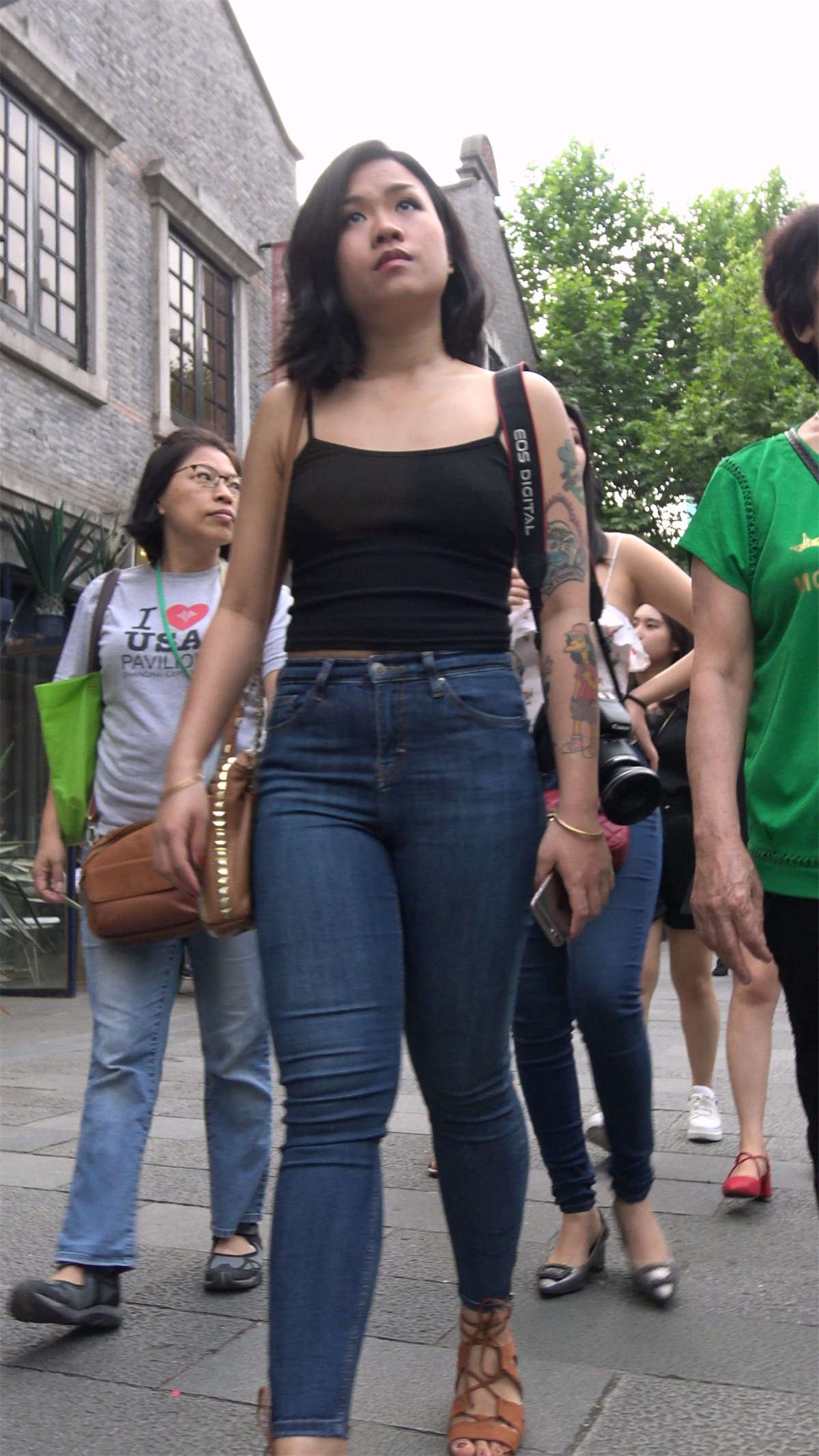 黑色吊带衫紧身蓝牛性感美女