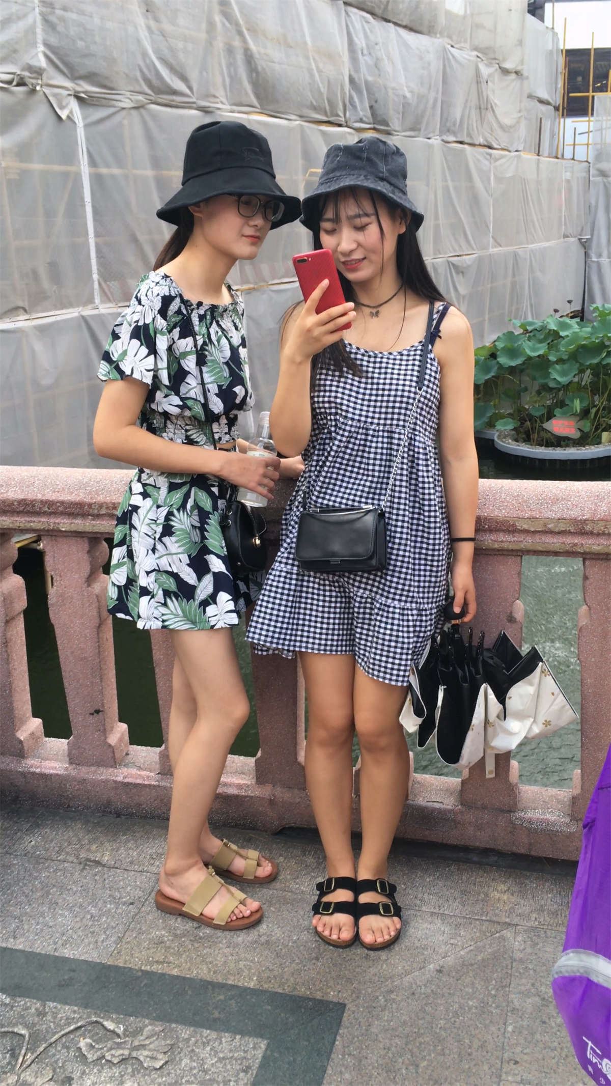 两位小清新美女很甜美