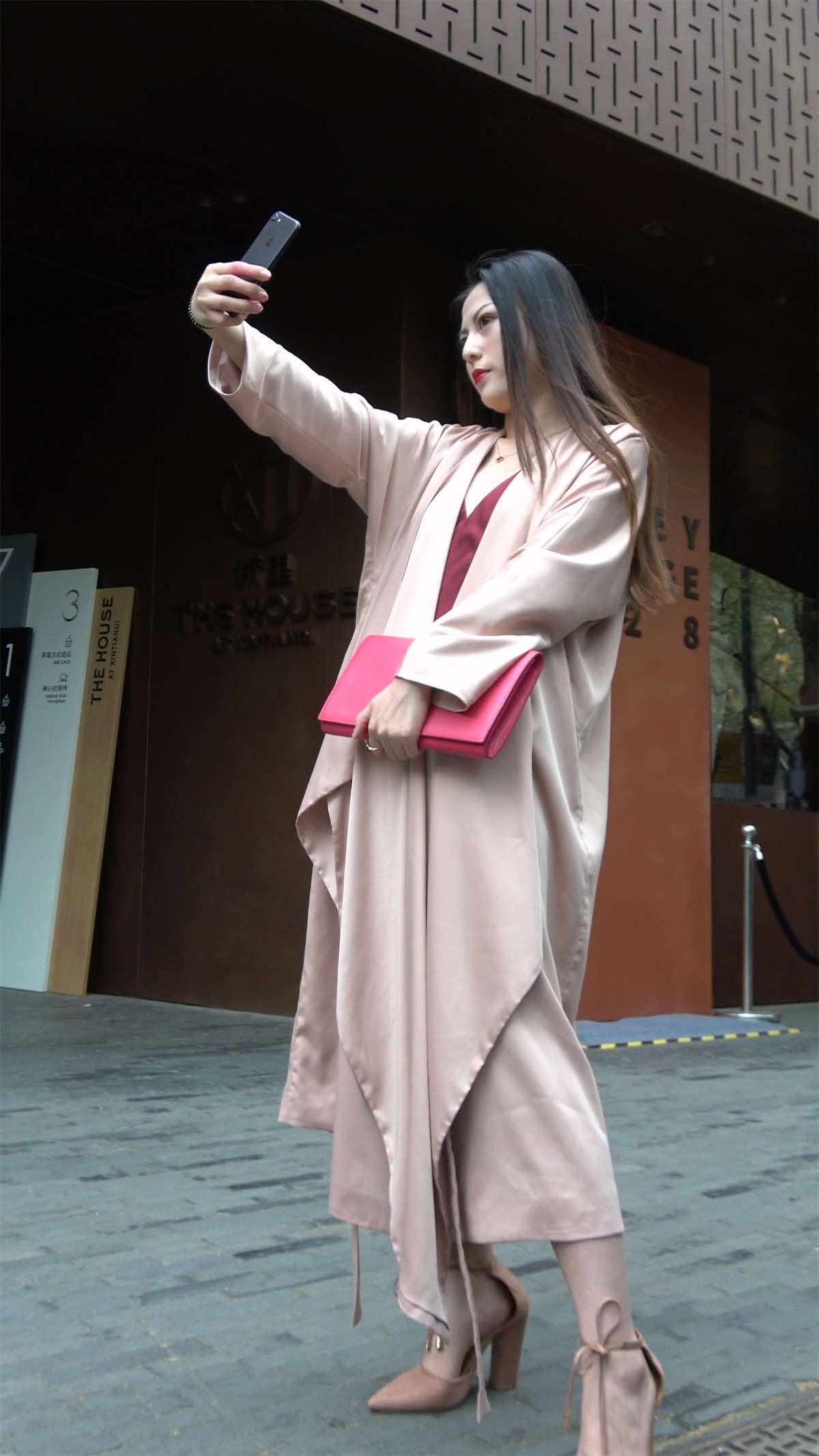 性感深红色露背裙美女