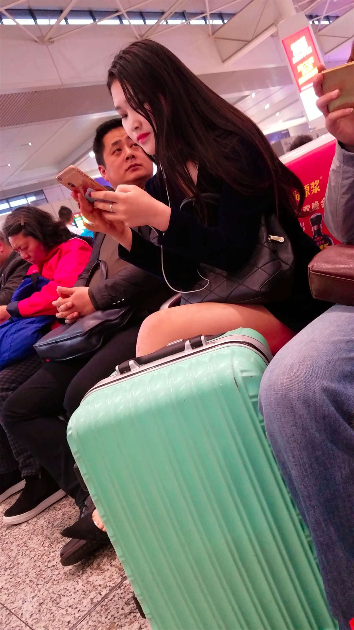 等火车的美女