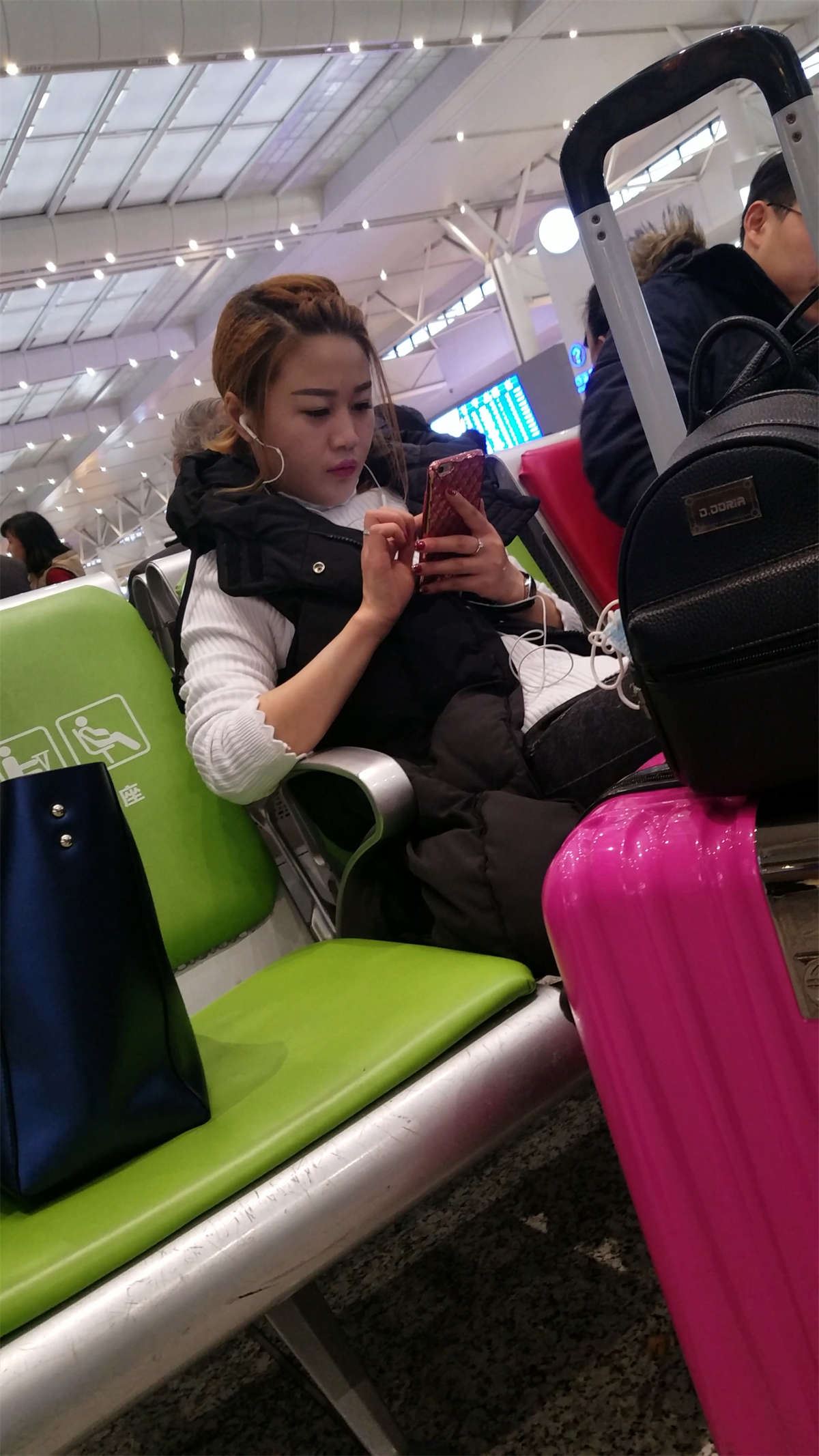火车站候车的黑色紧身牛仔裤可爱漂亮美女