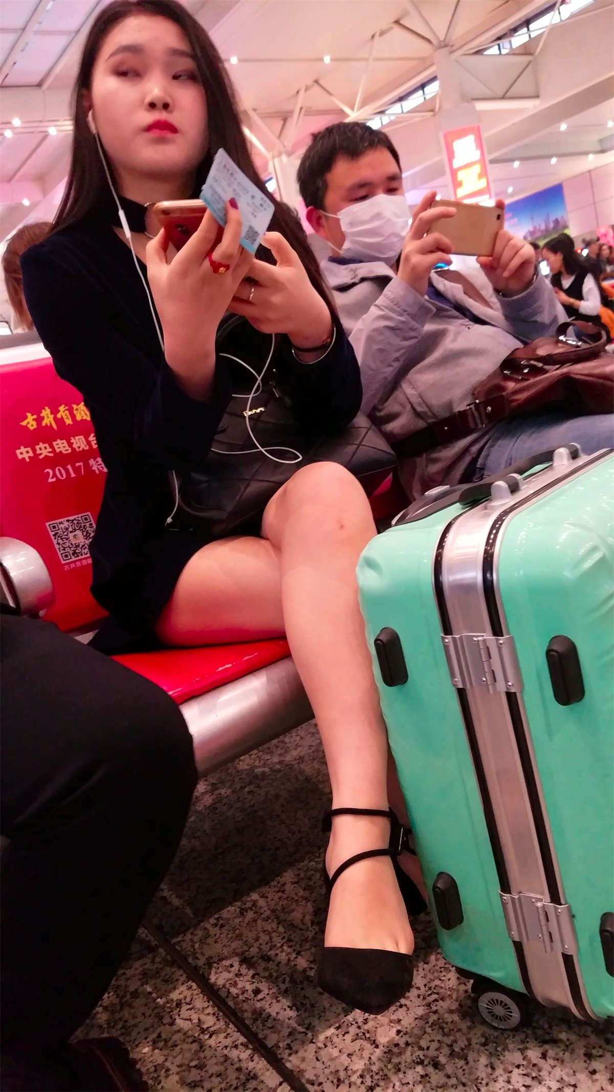 等火车的美女