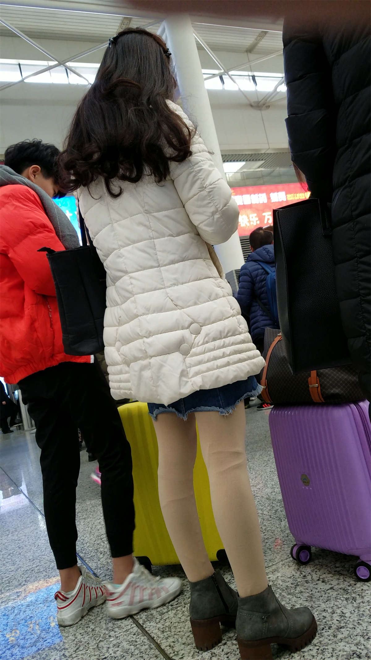 高铁站拍摄丝袜细腿牛仔短裙漂亮长发美女