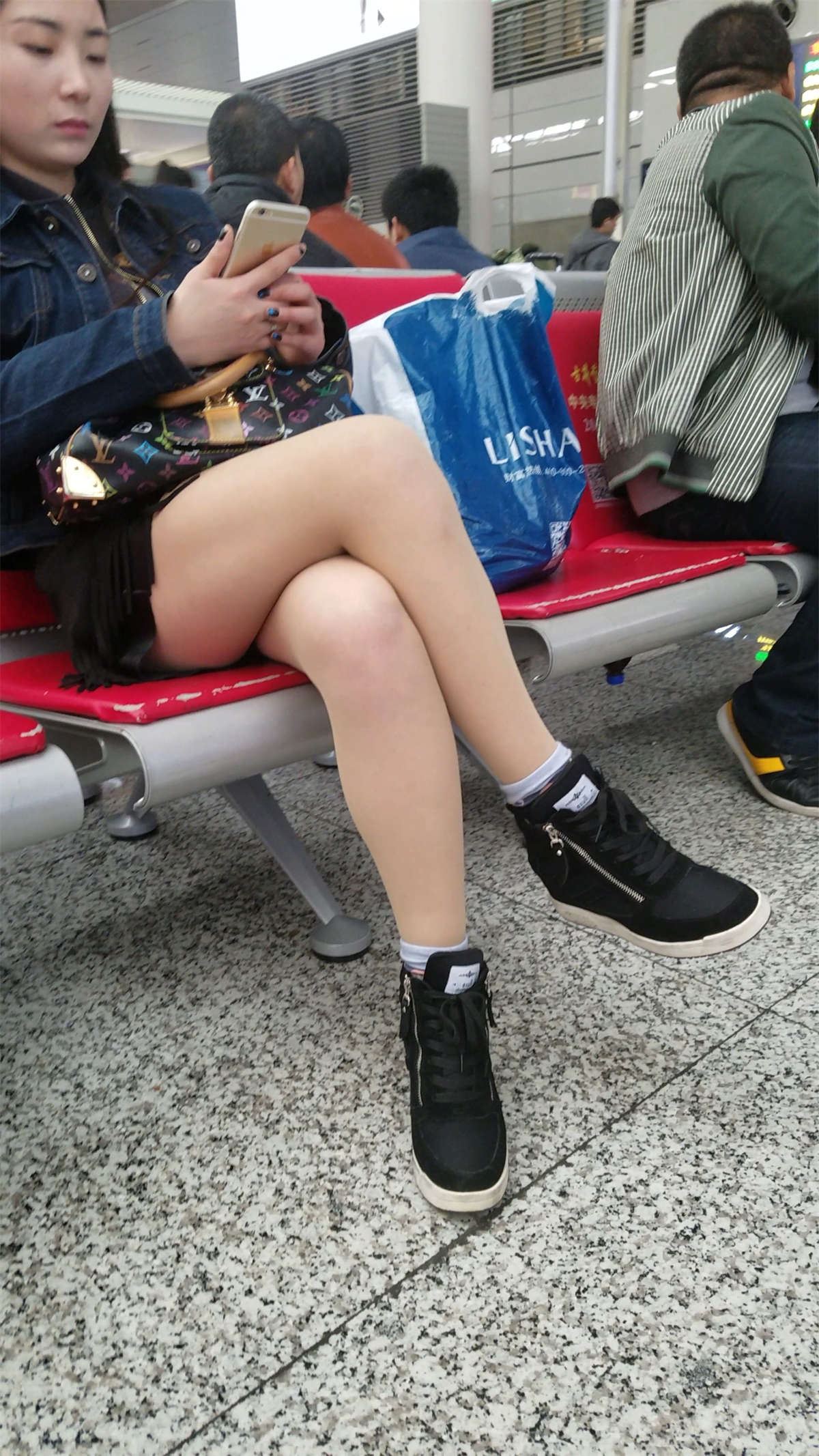 火车站候车的长发妹子性感大白腿