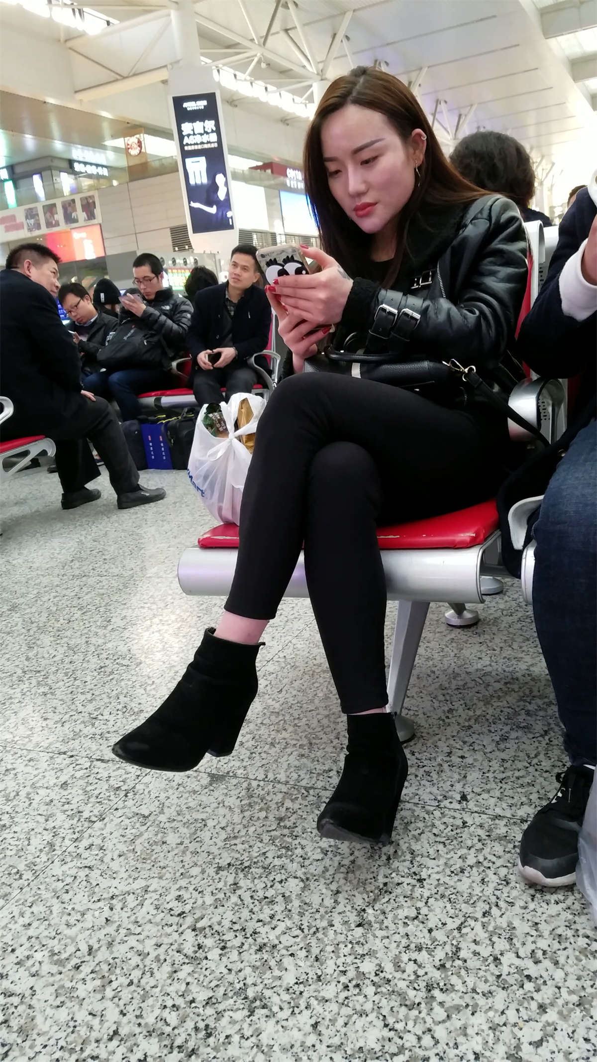 黑色紧身裤长发美女车站候车