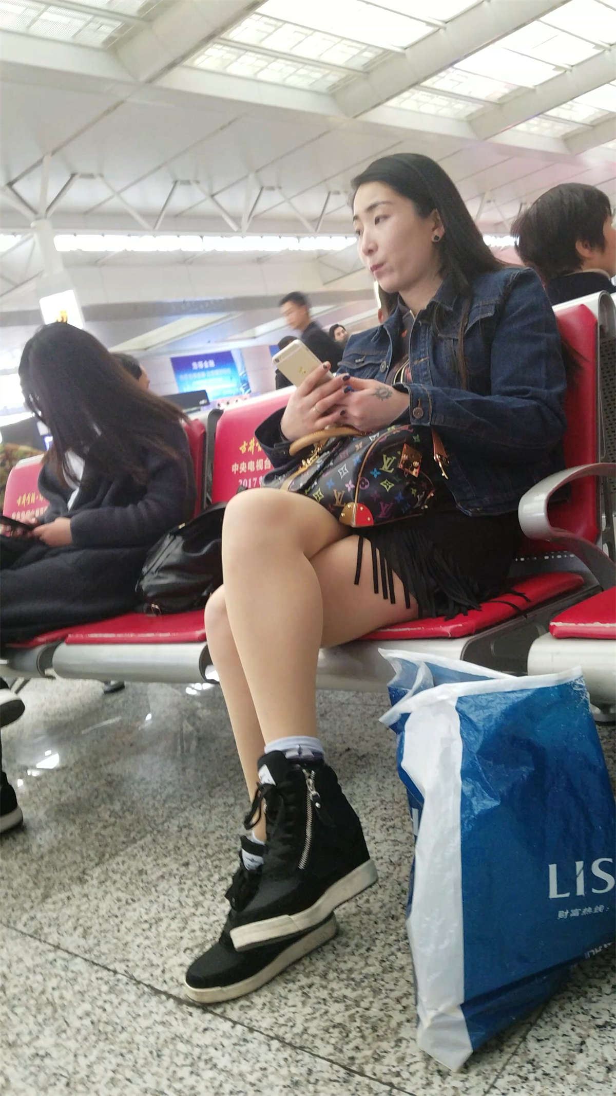 火车站候车的长发妹子性感大白腿
