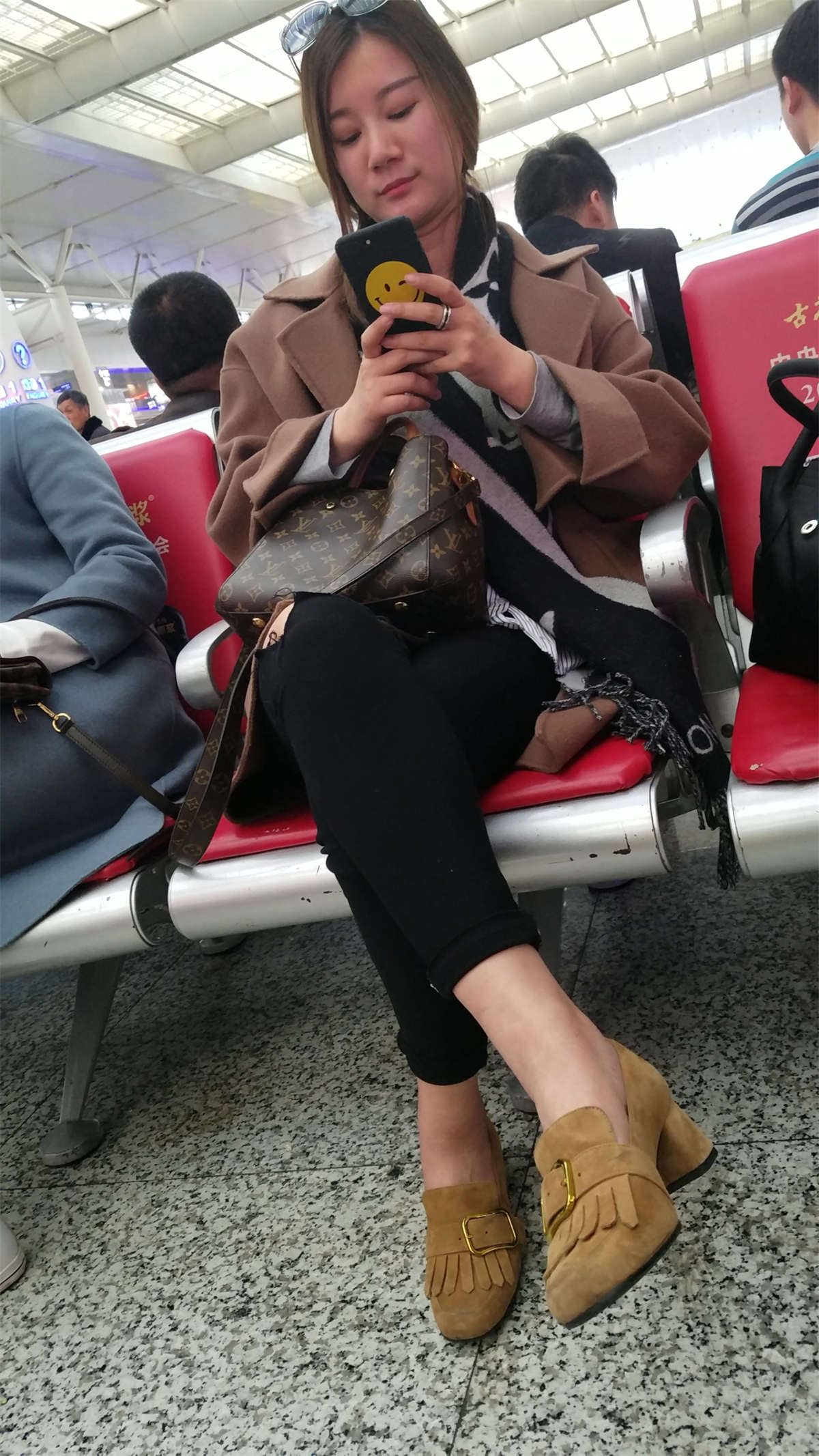 高铁站候车的两个黑色紧裤漂亮美女