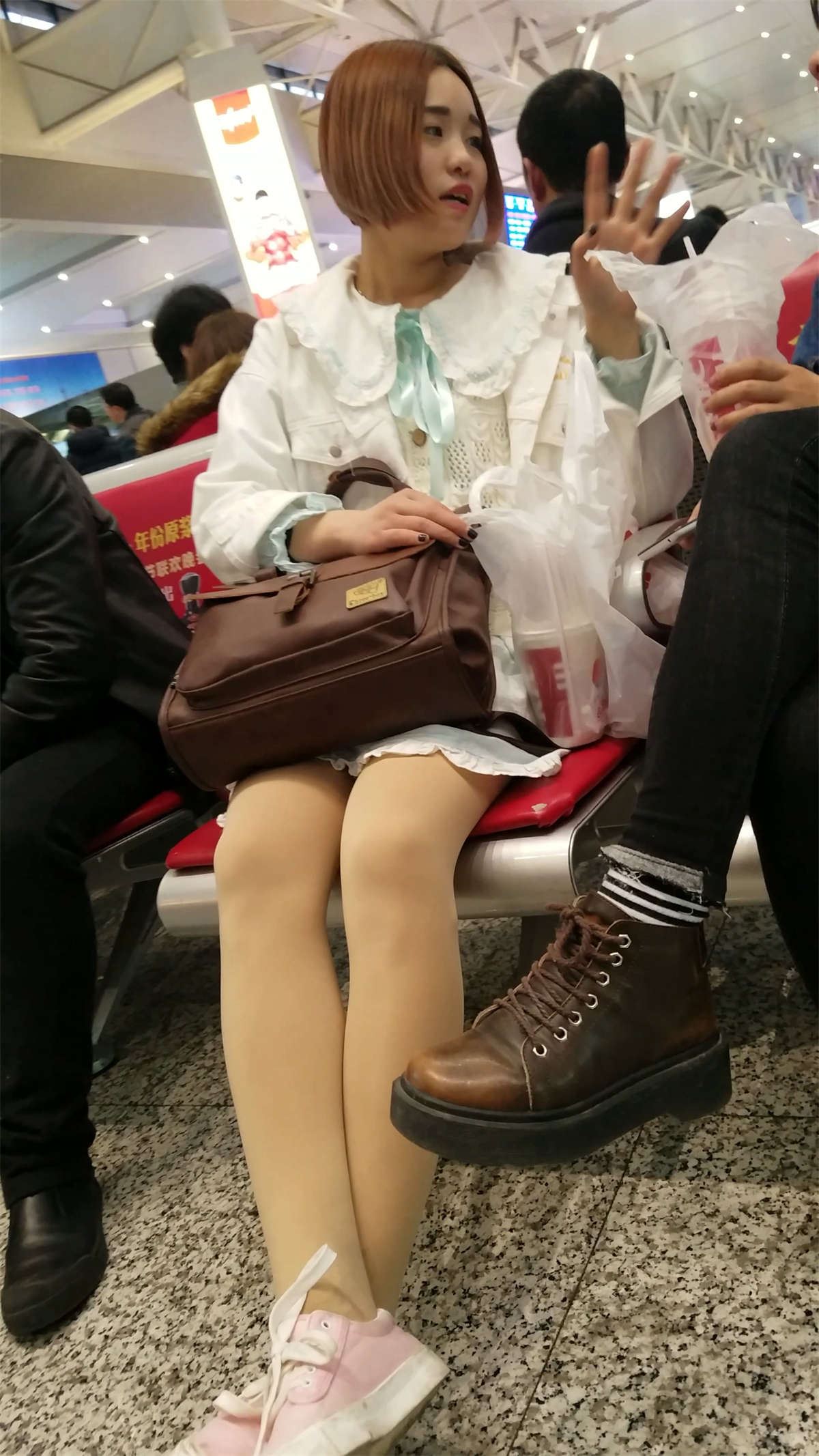 高铁站拍摄可爱漂亮连衣裙肉色丝袜短发妹子
