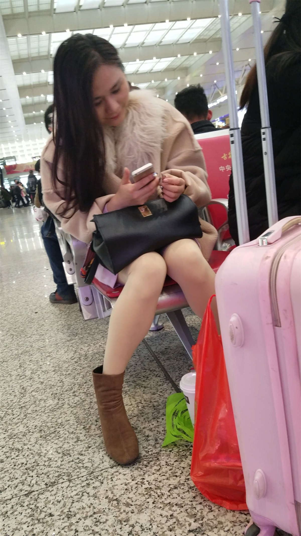 高铁站拍摄粉色包臀裙肉色丝袜漂亮长发美少妇