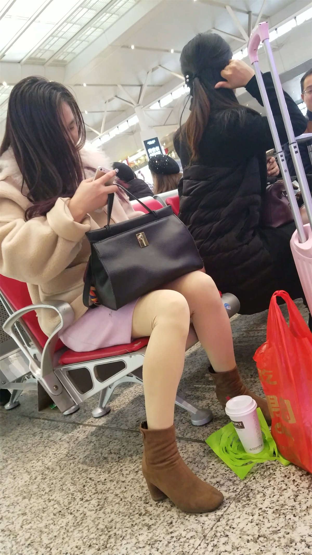 高铁站拍摄粉色包臀裙肉色丝袜漂亮长发美少妇