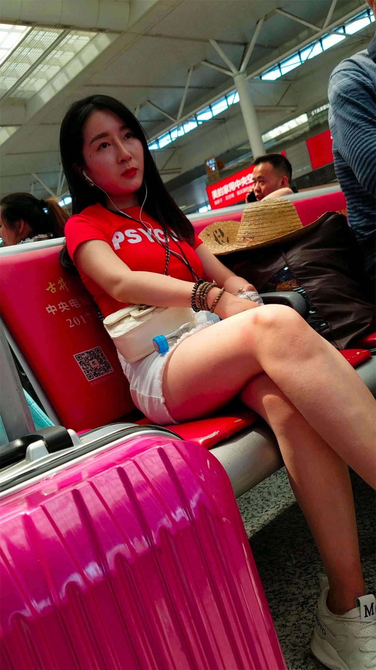 红色T恤白色短裤街拍美女