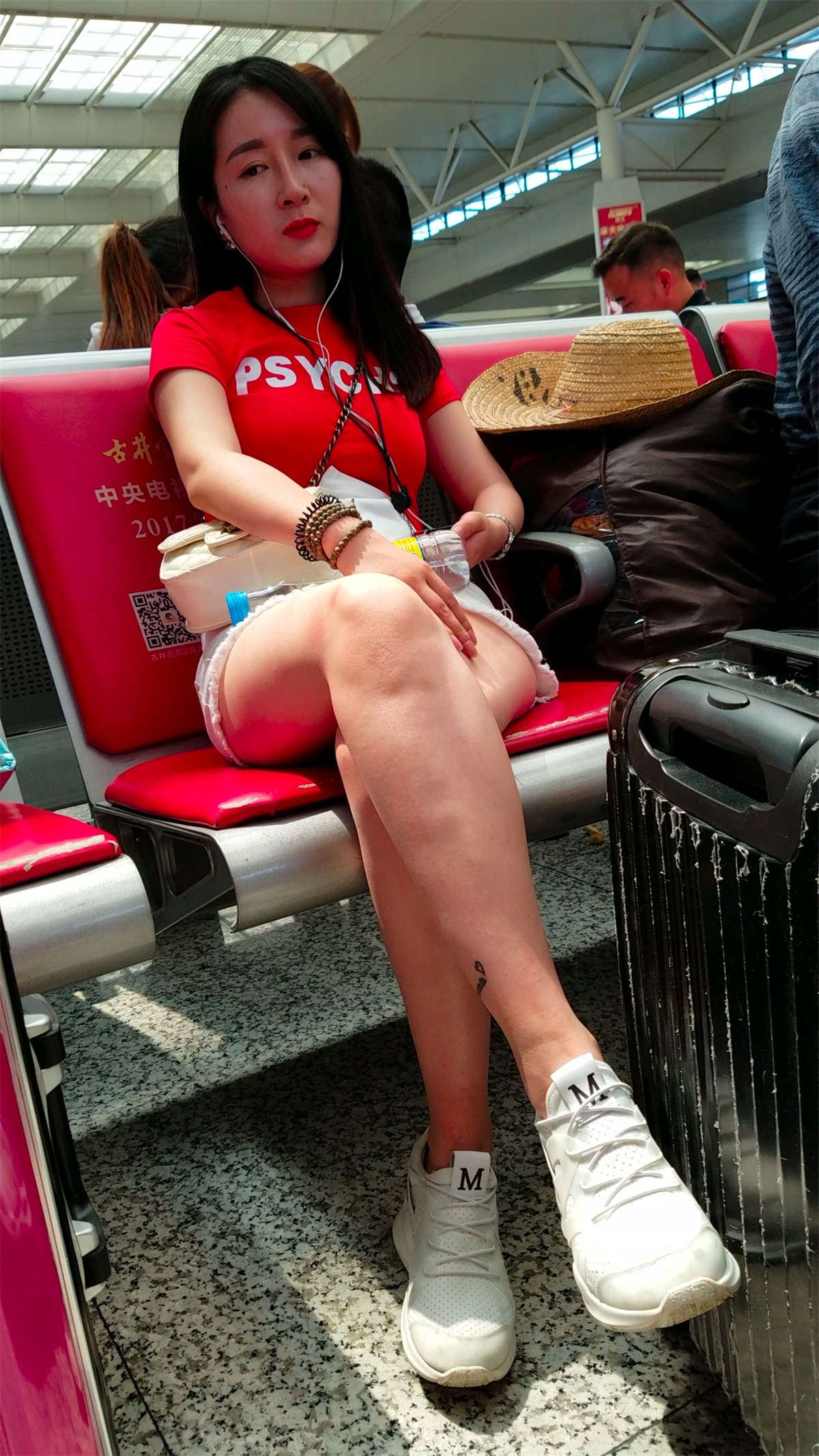 红色T恤白色短裤街拍美女