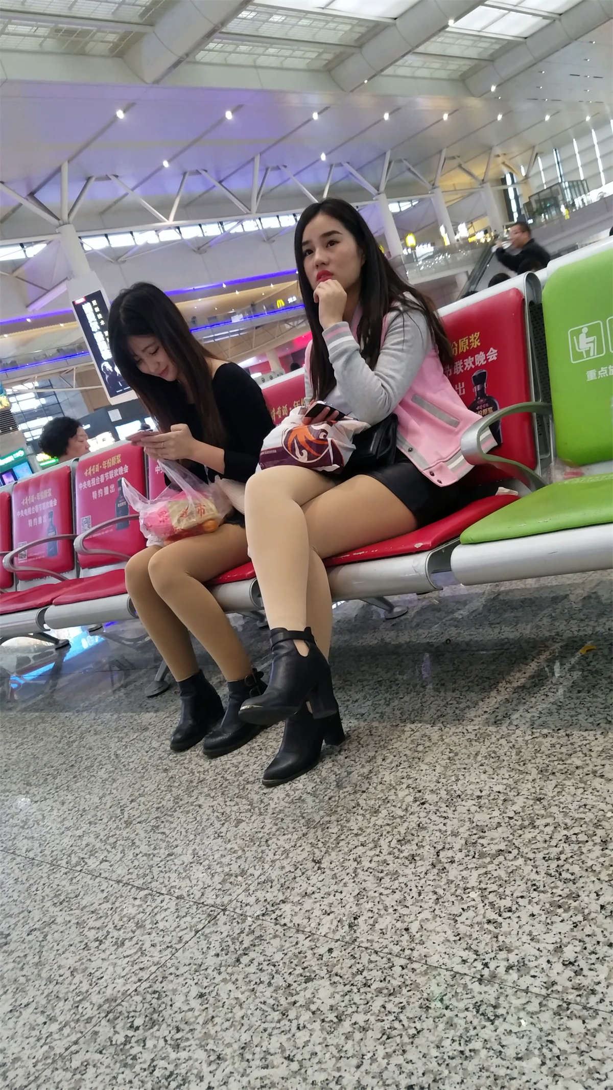 灰色毛衣肉丝黑裸靴尤物