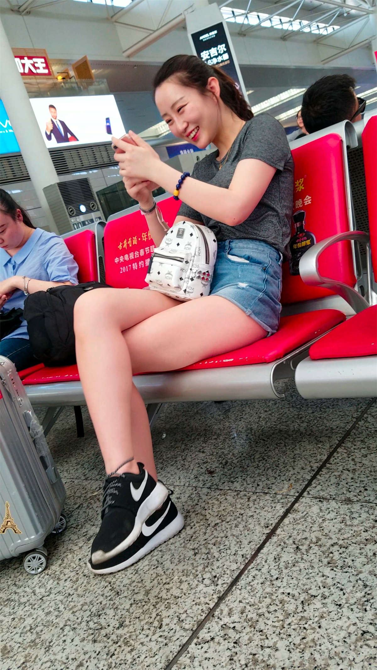热裤街拍美腿运动鞋